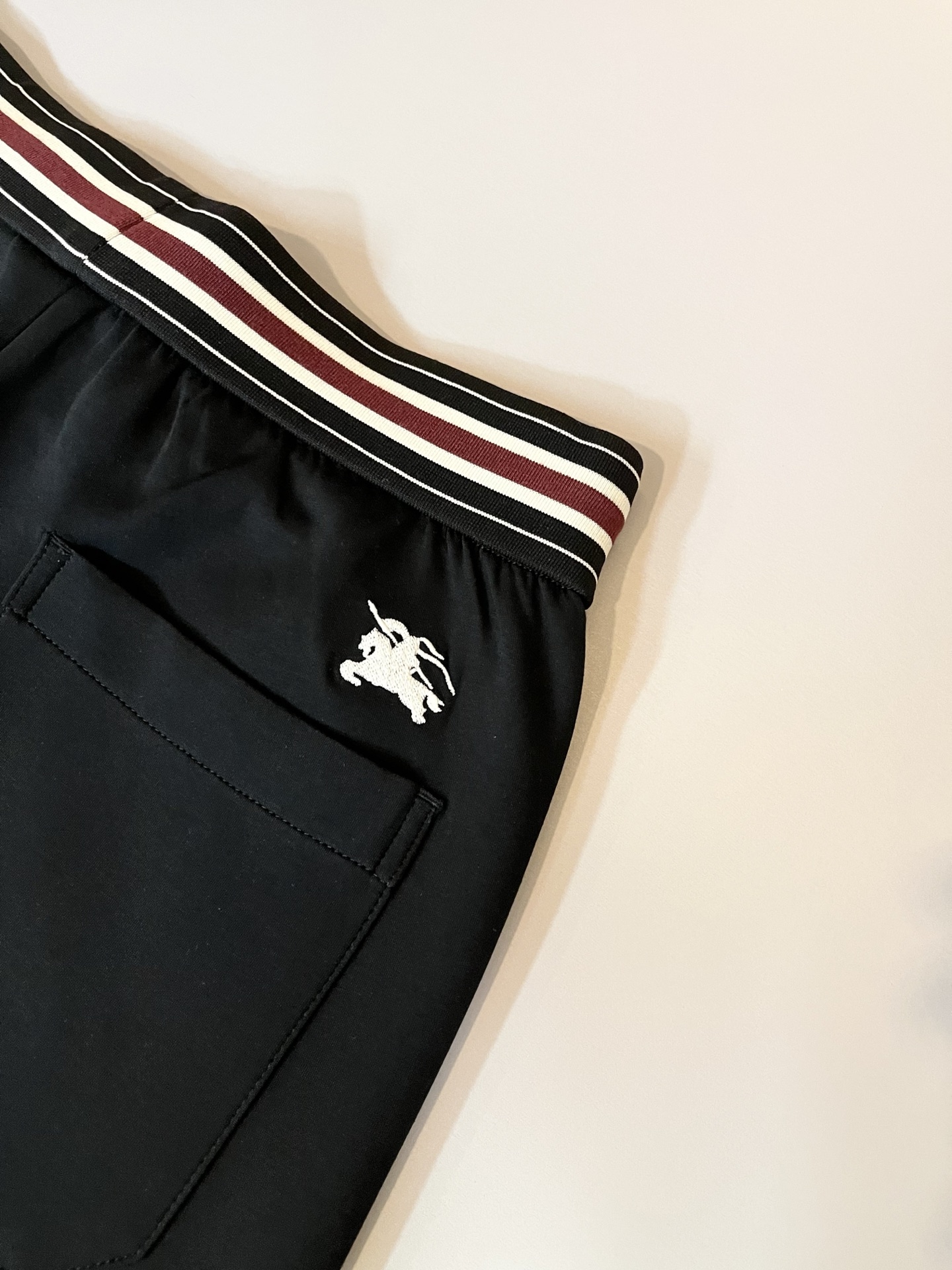 BURBER*Y巴*莉 2026春夏新款男士休闲裤！简约百搭款，不挑人穿，腰部松紧抽绳设计！前后标志lo