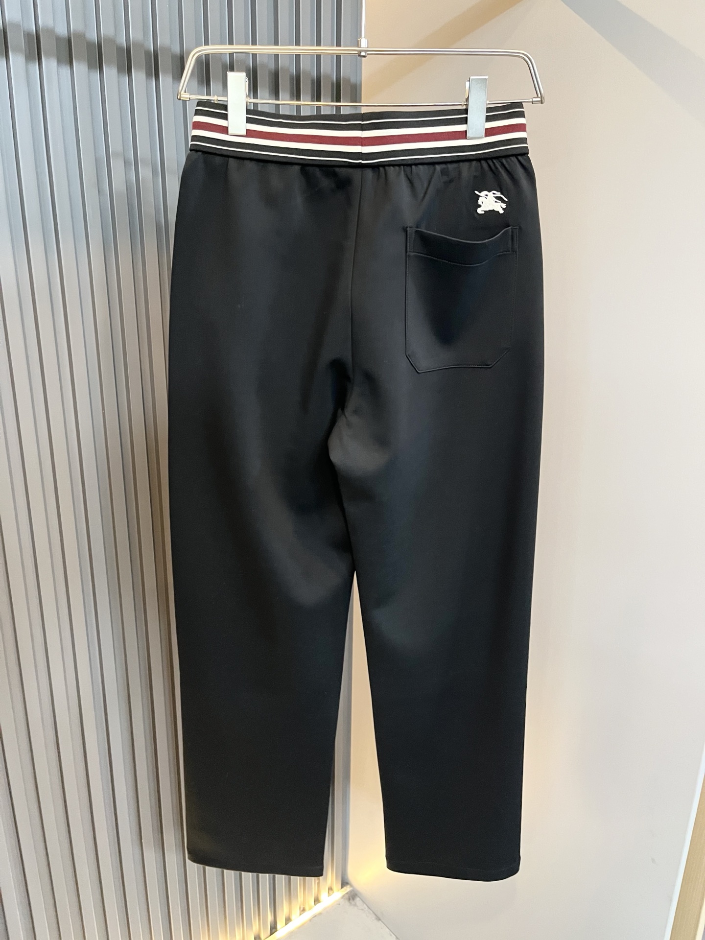 BURBER*Y巴*莉 2026春夏新款男士休闲裤！简约百搭款，不挑人穿，腰部松紧抽绳设计！前后标志lo