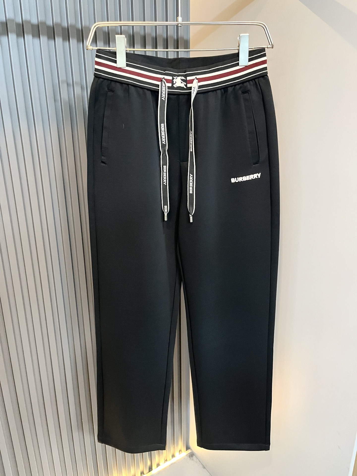 BURBER*Y巴*莉 2026春夏新款男士休闲裤！简约百搭款，不挑人穿，腰部松紧抽绳设计！前后标志lo