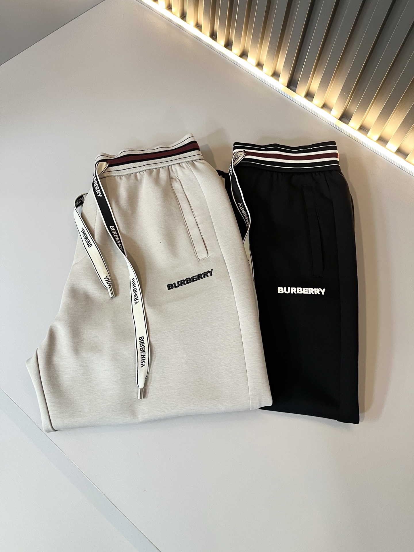 BURBER*Y巴*莉 2026春夏新款男士休闲裤！简约百搭款，不挑人穿，腰部松紧抽绳设计！前后标志lo