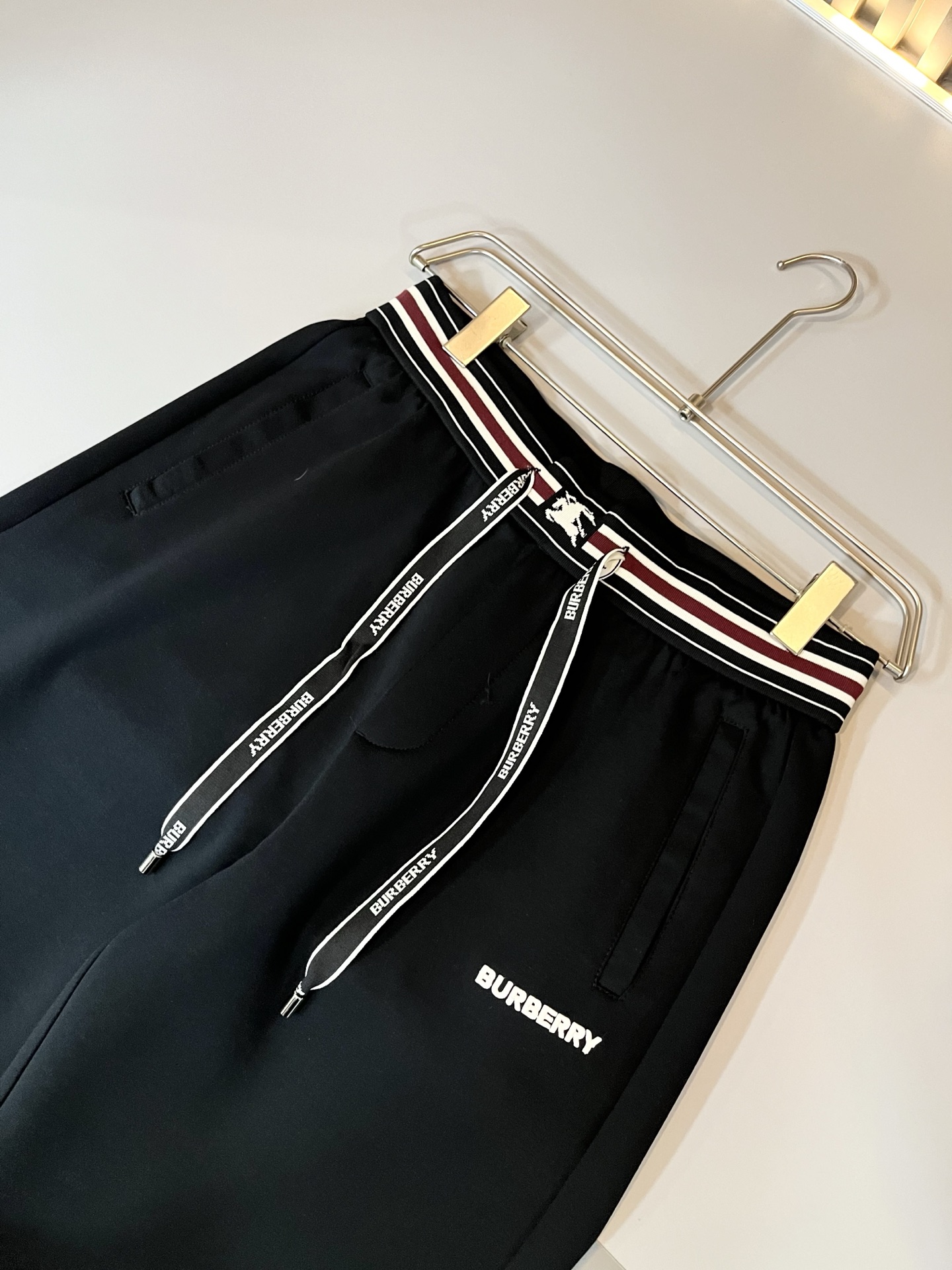 BURBER*Y巴*莉 2026春夏新款男士休闲裤！简约百搭款，不挑人穿，腰部松紧抽绳设计！前后标志lo