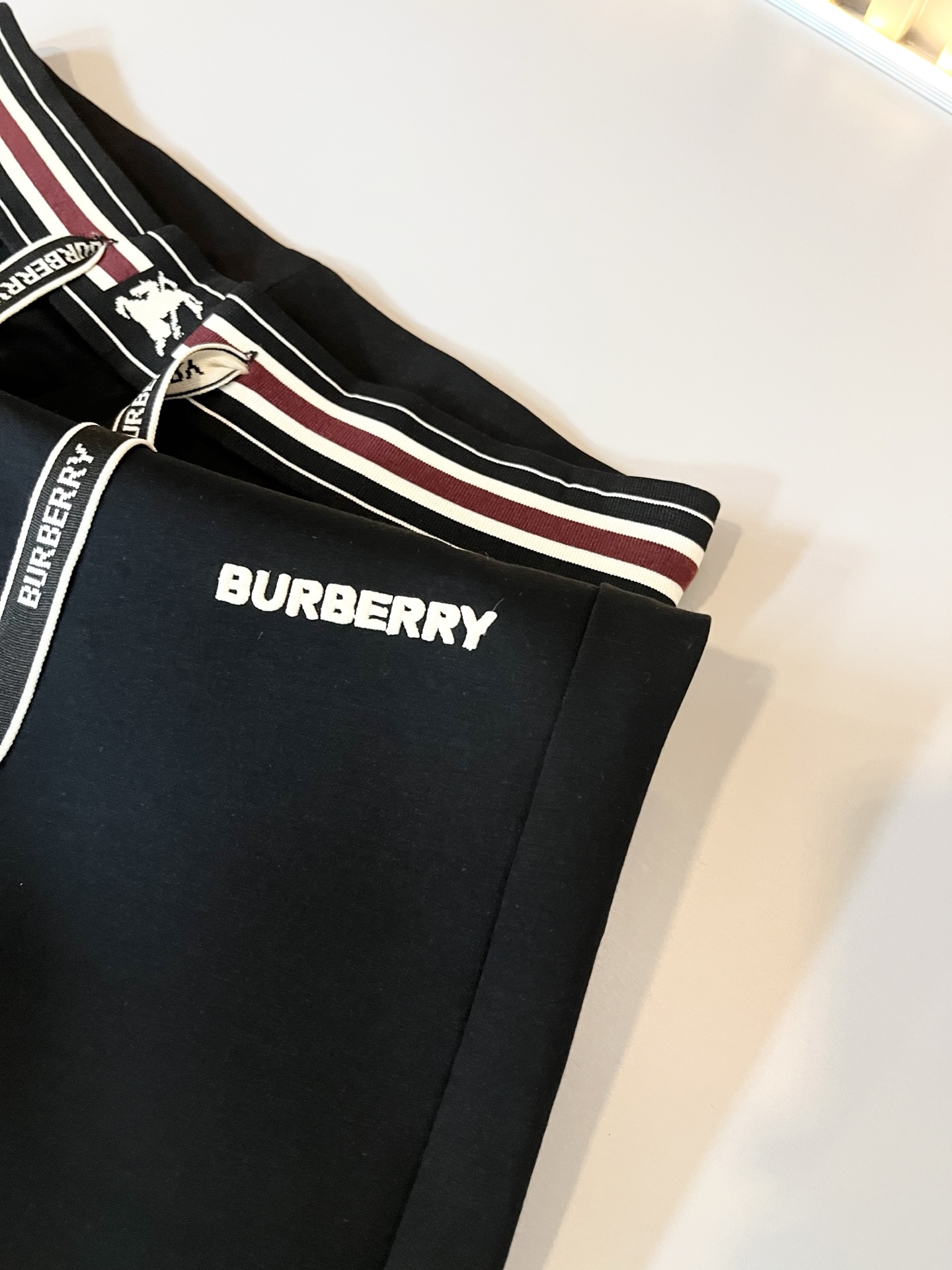 BURBER*Y巴*莉 2026春夏新款男士休闲裤！简约百搭款，不挑人穿，腰部松紧抽绳设计！前后标志lo