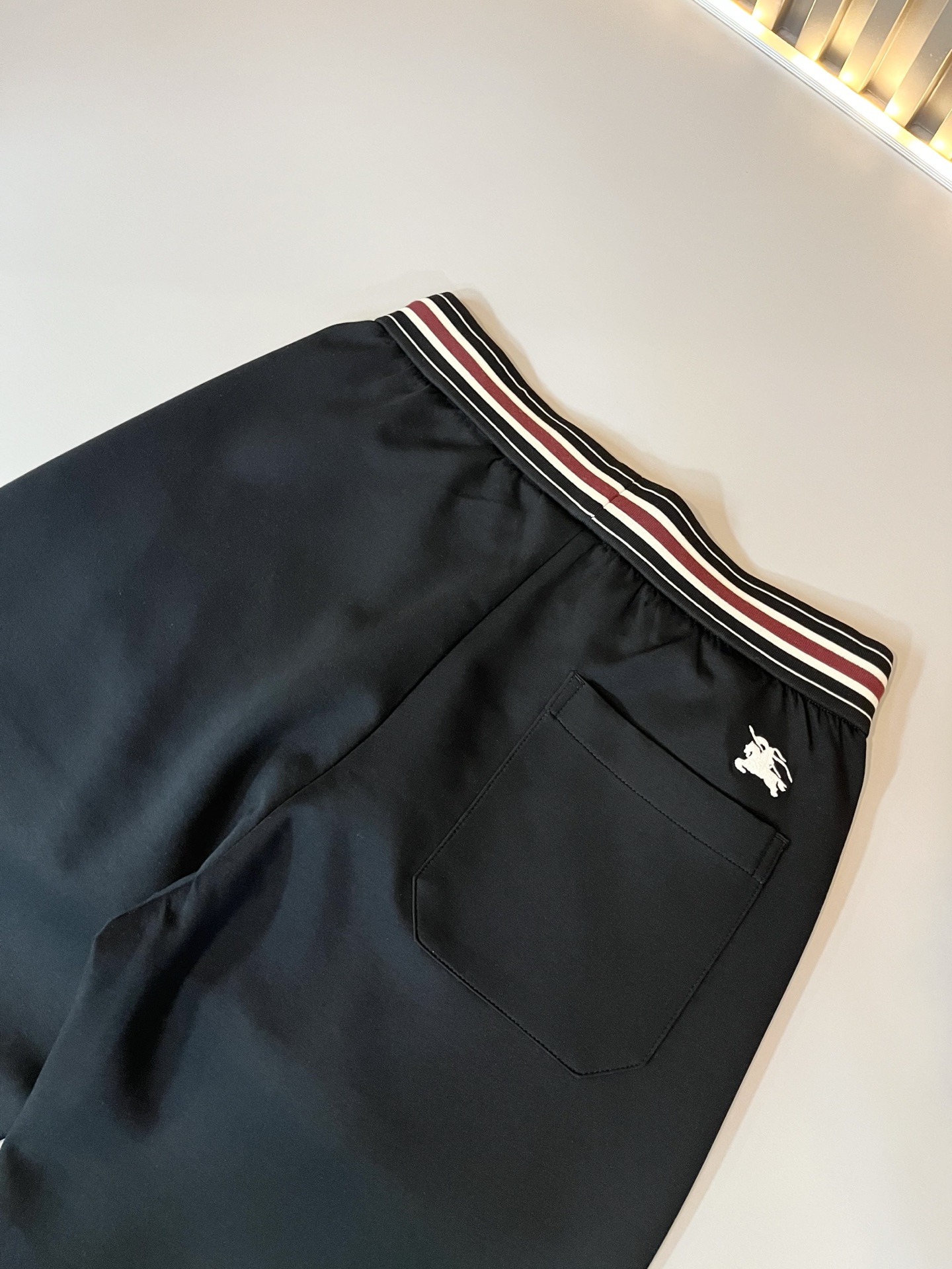 BURBER*Y巴*莉 2026春夏新款男士休闲裤！简约百搭款，不挑人穿，腰部松紧抽绳设计！前后标志lo