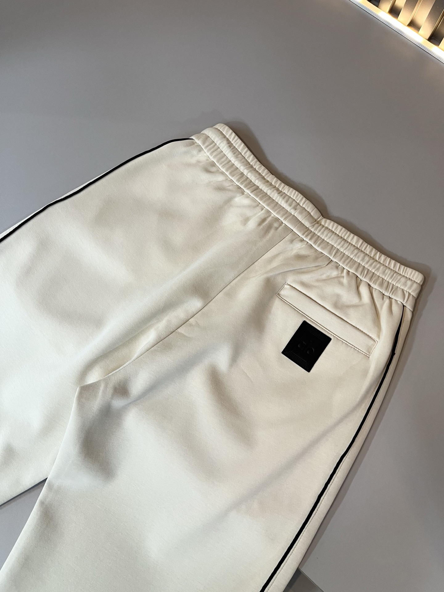 Alo 2026春夏新款男士休闲裤，高端品质之选……一款休闲裤兼备的百搭裤装，也是男士衣橱里不可缺少的搭