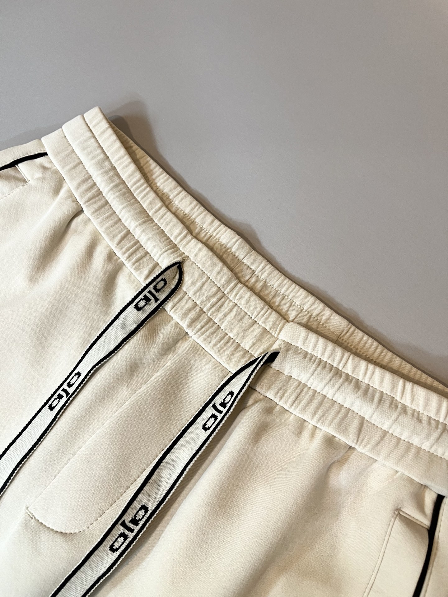 Alo 2026春夏新款男士休闲裤，高端品质之选……一款休闲裤兼备的百搭裤装，也是男士衣橱里不可缺少的搭