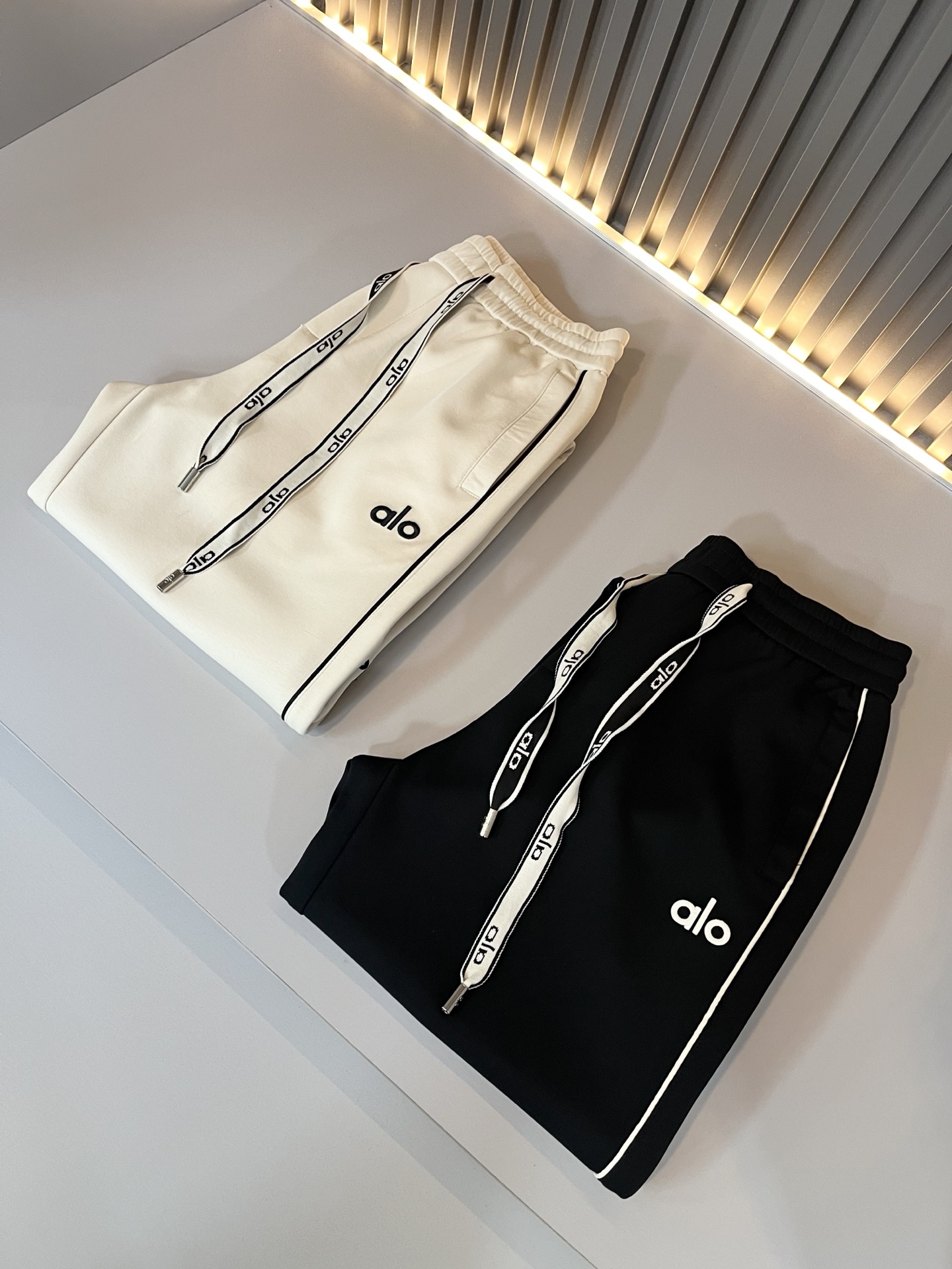 Alo 2026春夏新款男士休闲裤，高端品质之选……一款休闲裤兼备的百搭裤装，也是男士衣橱里不可缺少的搭