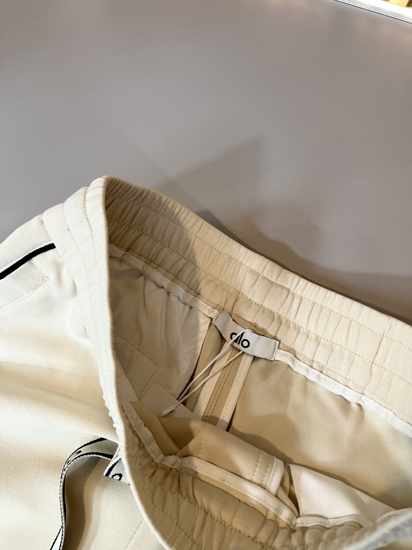 Alo 2026春夏新款男士休闲裤，高端品质之选……一款休闲裤兼备的百搭裤装，也是男士衣橱里不可缺少的搭