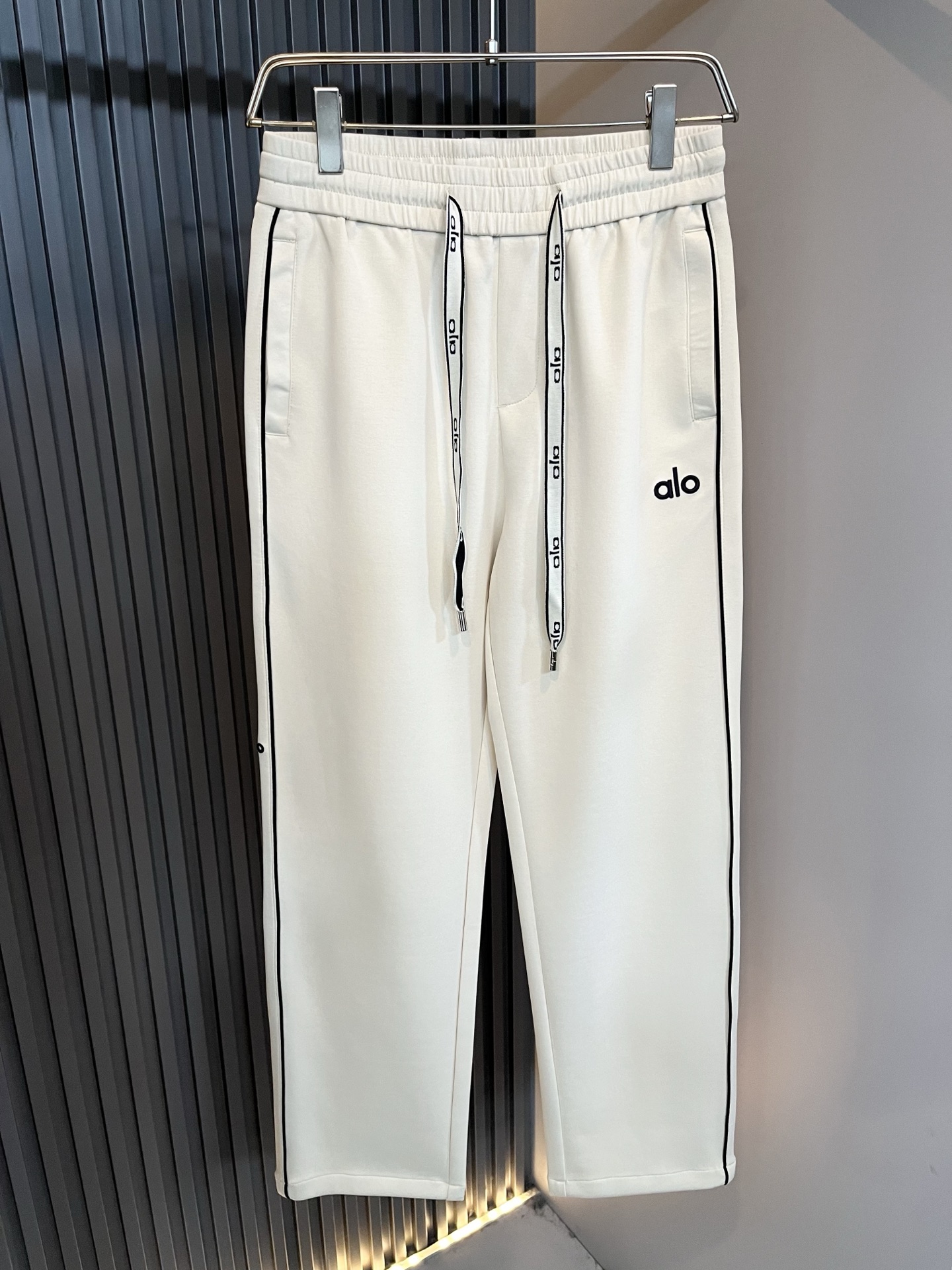 Alo 2026春夏新款男士休闲裤，高端品质之选……一款休闲裤兼备的百搭裤装，也是男士衣橱里不可缺少的搭