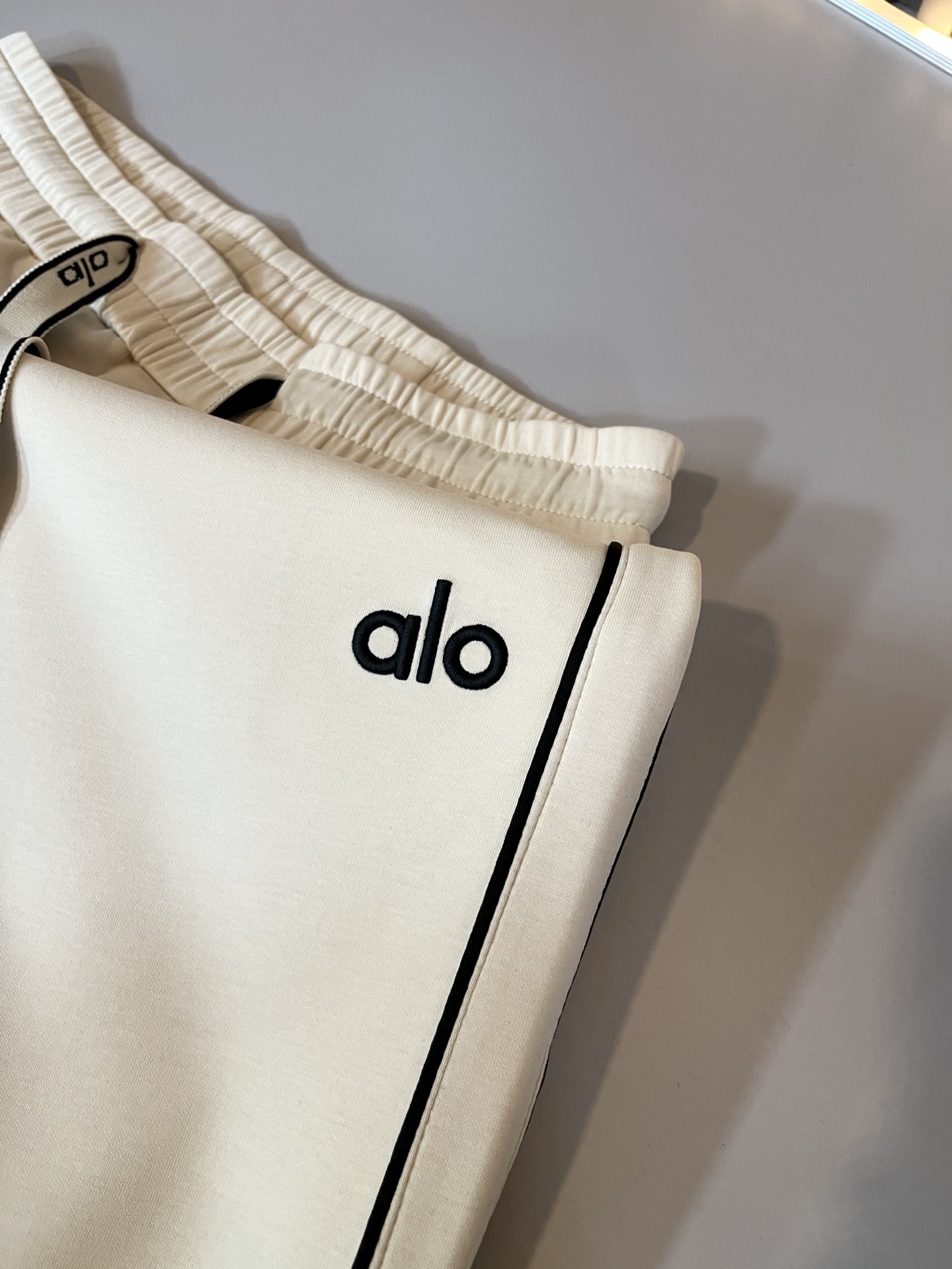 Alo 2026春夏新款男士休闲裤，高端品质之选……一款休闲裤兼备的百搭裤装，也是男士衣橱里不可缺少的搭