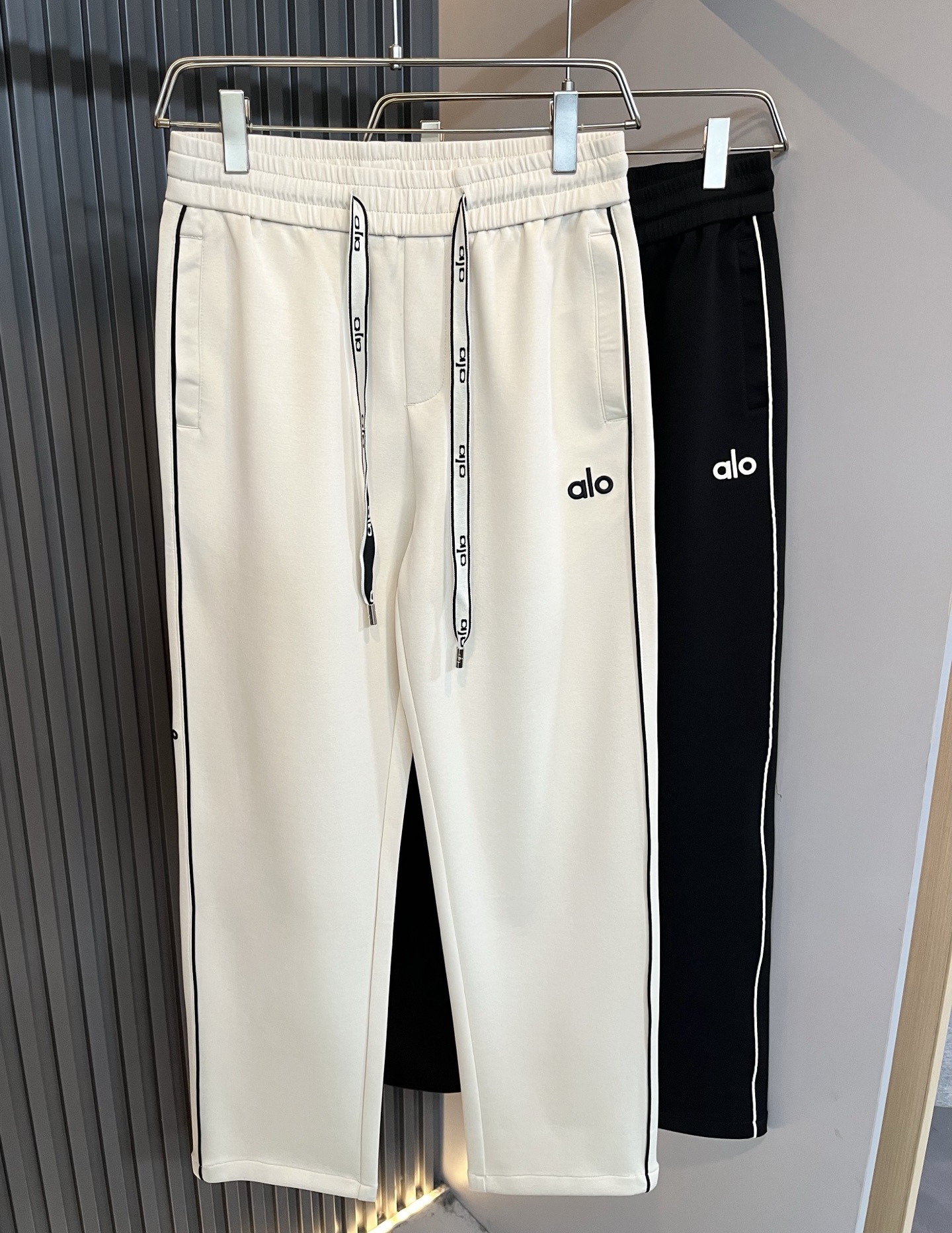 Alo 2026春夏新款男士休闲裤，高端品质之选……一款休闲裤兼备的百搭裤装，也是男士衣橱里不可缺少的搭