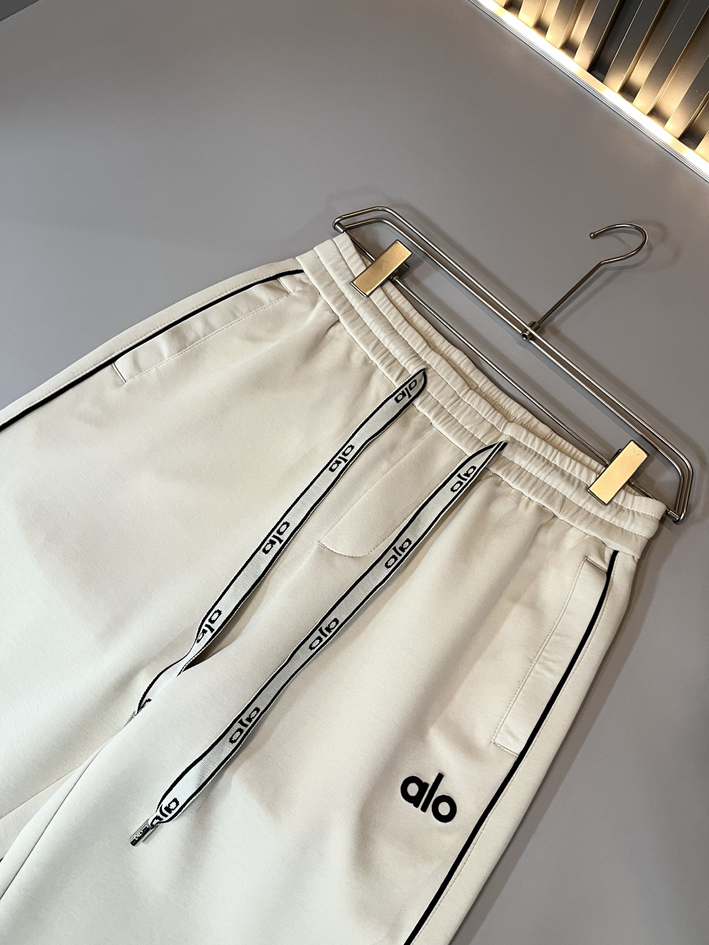 Alo 2026春夏新款男士休闲裤，高端品质之选……一款休闲裤兼备的百搭裤装，也是男士衣橱里不可缺少的搭