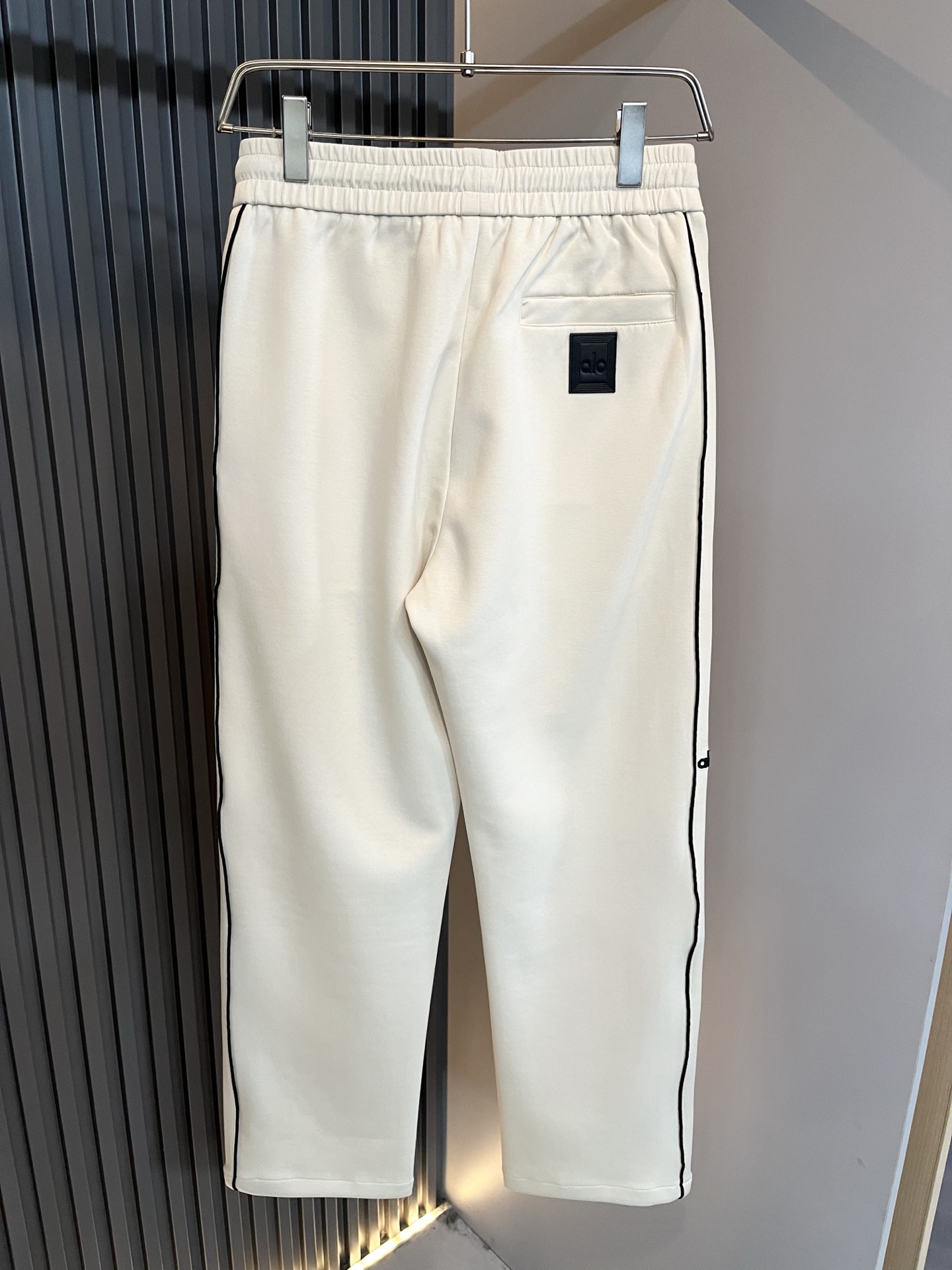 Alo 2026春夏新款男士休闲裤，高端品质之选……一款休闲裤兼备的百搭裤装，也是男士衣橱里不可缺少的搭