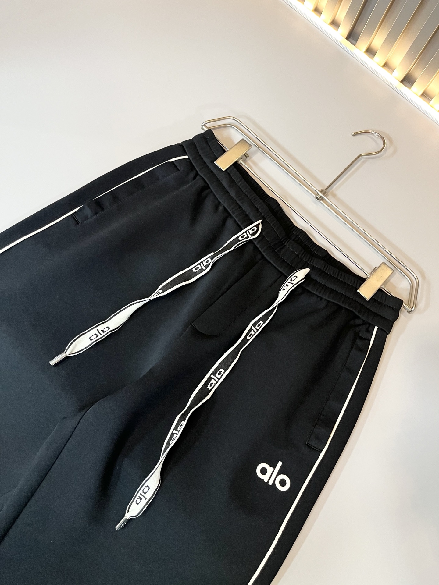 Alo 2026春夏新款男士休闲裤，高端品质之选……一款休闲裤兼备的百搭裤装，也是男士衣橱里不可缺少的搭