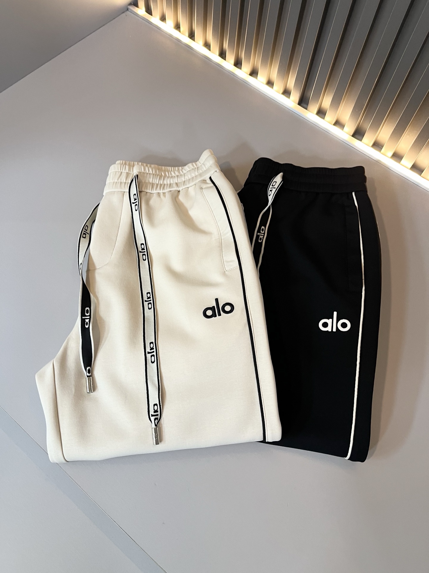 Alo 2026春夏新款男士休闲裤，高端品质之选……一款休闲裤兼备的百搭裤装，也是男士衣橱里不可缺少的搭