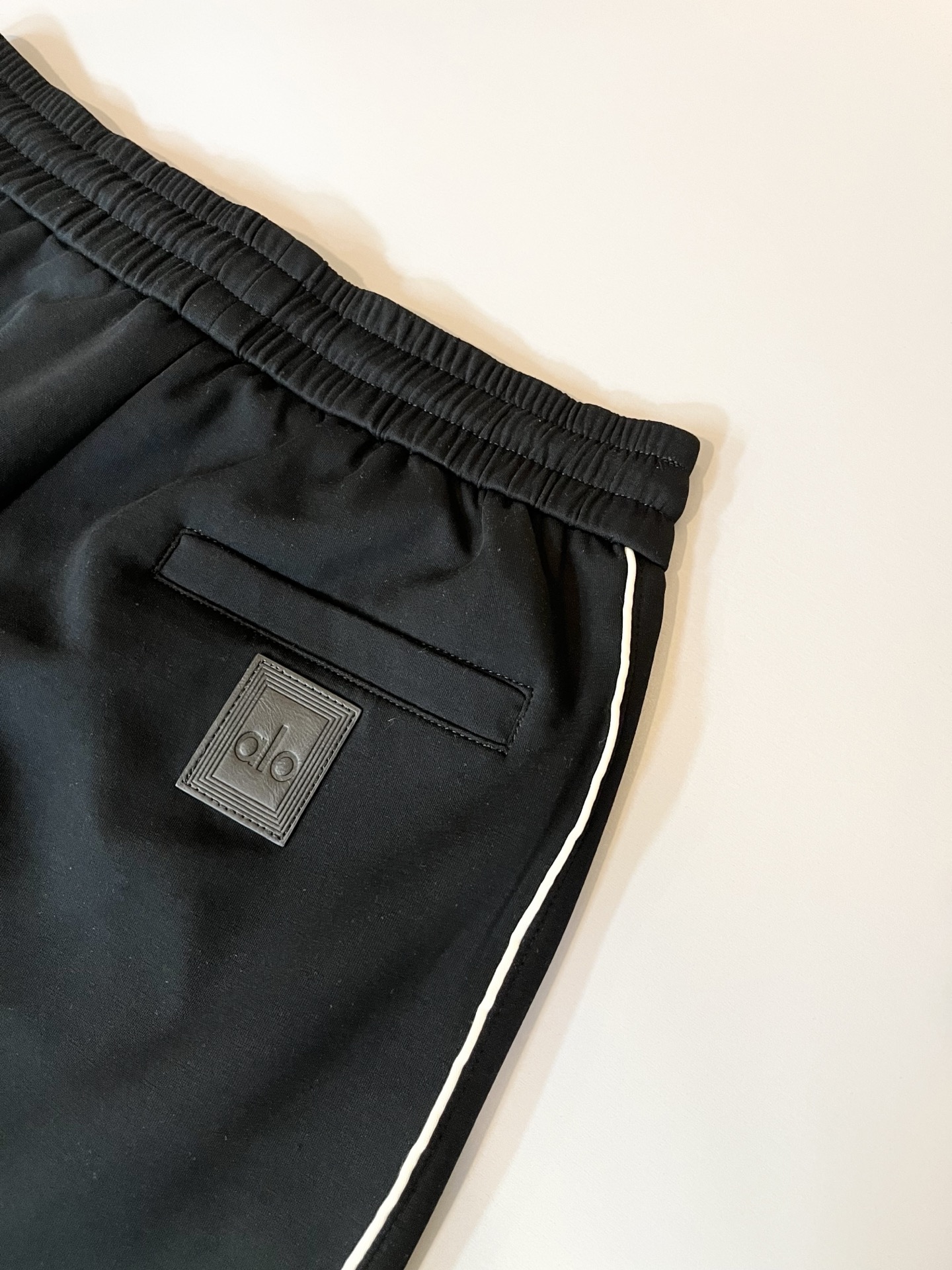 Alo 2026春夏新款男士休闲裤，高端品质之选……一款休闲裤兼备的百搭裤装，也是男士衣橱里不可缺少的搭