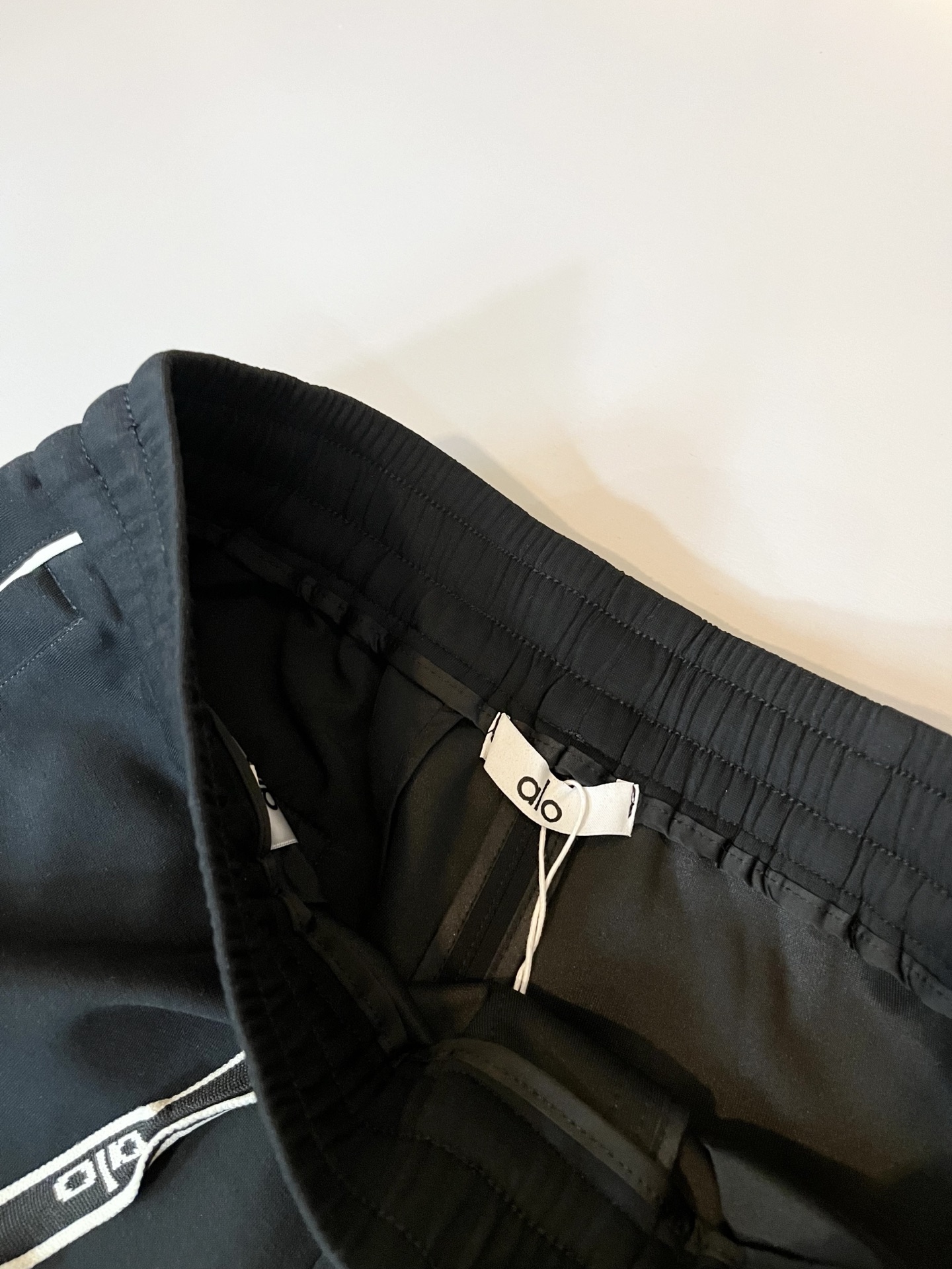 Alo 2026春夏新款男士休闲裤，高端品质之选……一款休闲裤兼备的百搭裤装，也是男士衣橱里不可缺少的搭