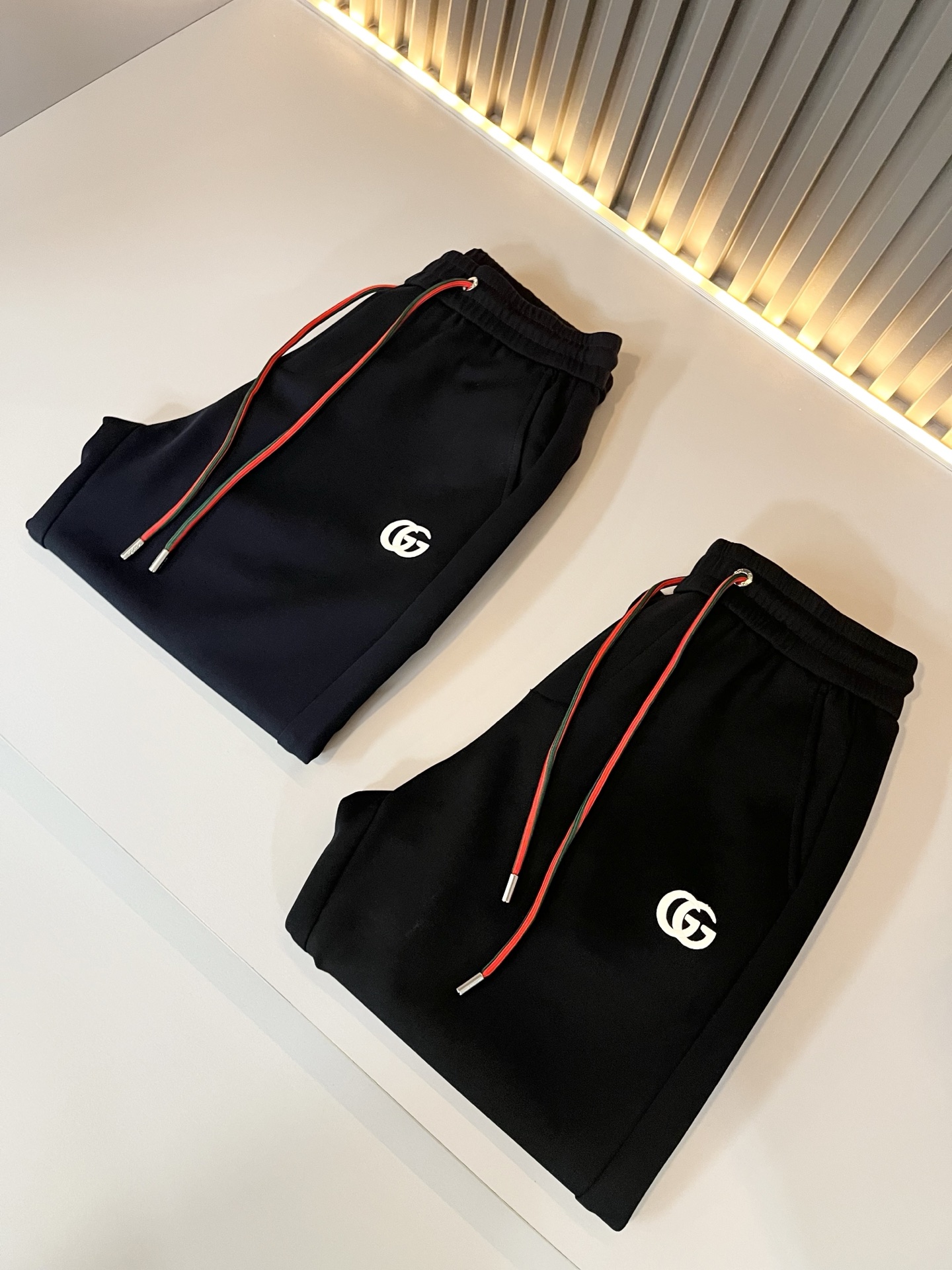 GUC*I古家2026春夏百搭休闲裤，作为高奢潮牌G家经典款式，此款的风格可以说是完美无缺，设计LOGO