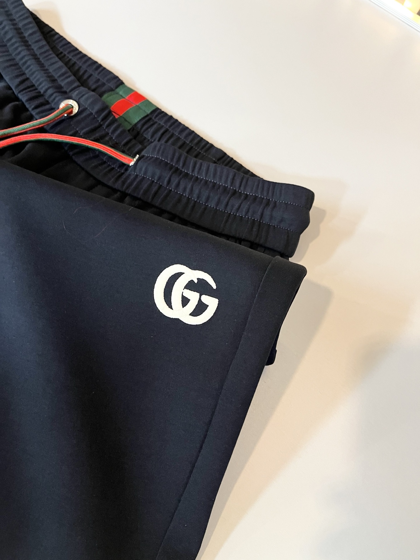 GUC*I古家2026春夏百搭休闲裤，作为高奢潮牌G家经典款式，此款的风格可以说是完美无缺，设计LOGO