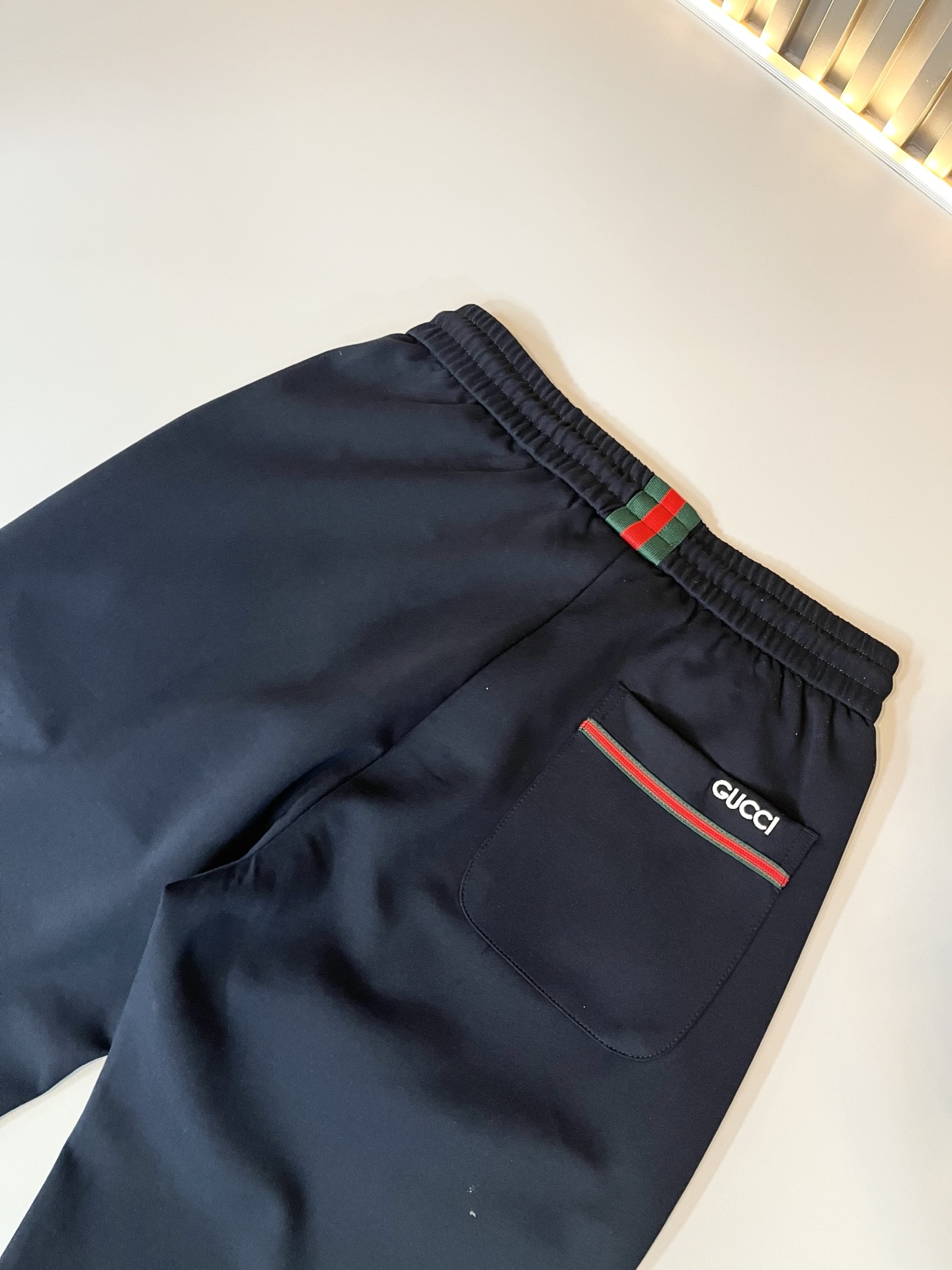 GUC*I古家2026春夏百搭休闲裤，作为高奢潮牌G家经典款式，此款的风格可以说是完美无缺，设计LOGO