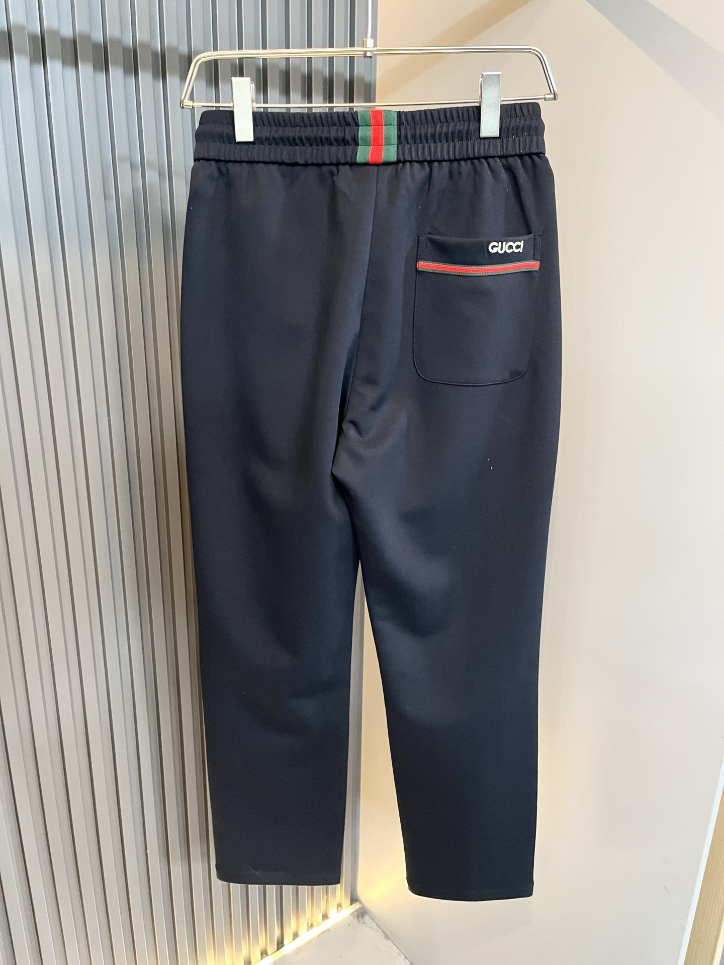 GUC*I古家2026春夏百搭休闲裤，作为高奢潮牌G家经典款式，此款的风格可以说是完美无缺，设计LOGO