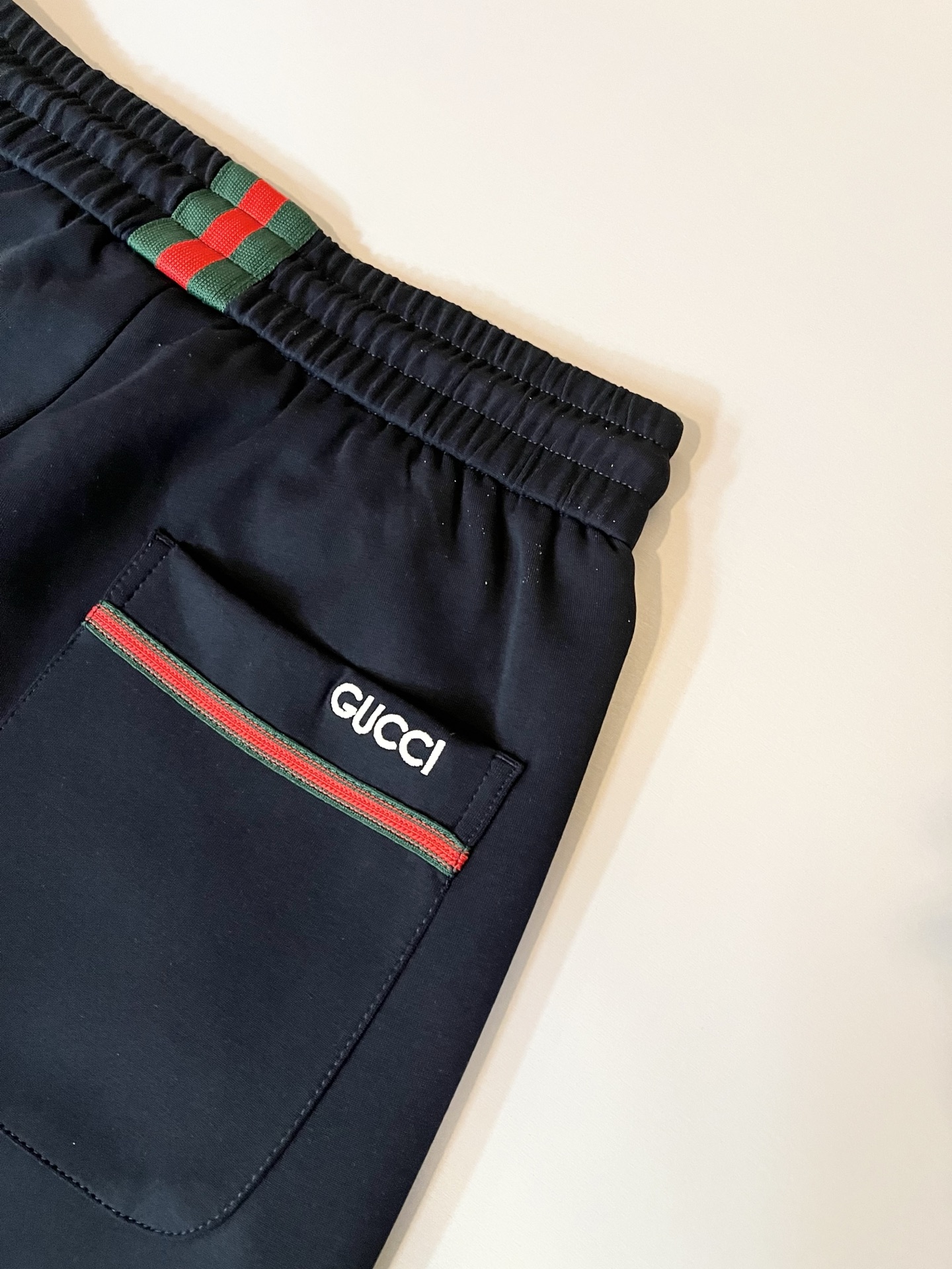 GUC*I古家2026春夏百搭休闲裤，作为高奢潮牌G家经典款式，此款的风格可以说是完美无缺，设计LOGO