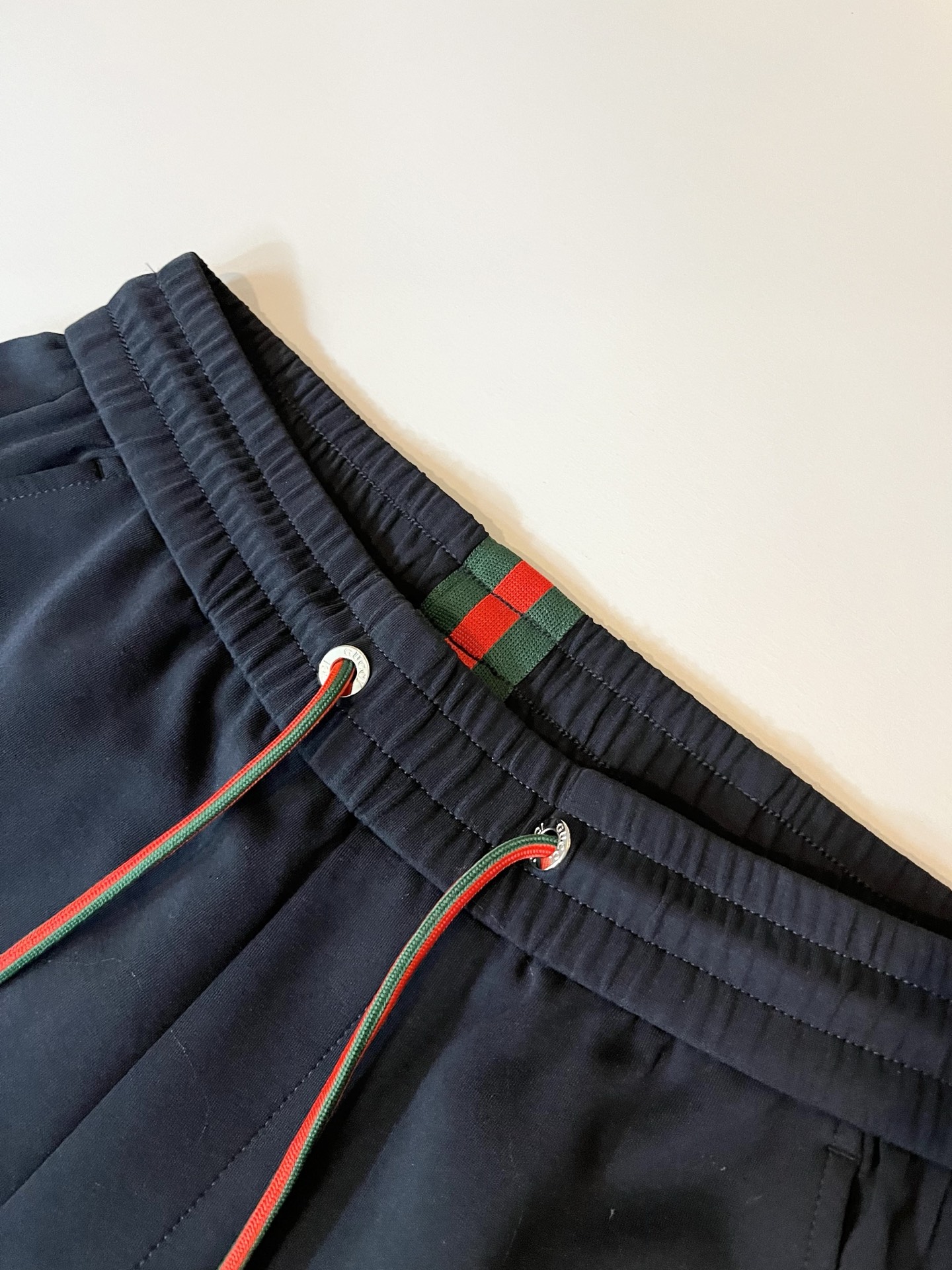 GUC*I古家2026春夏百搭休闲裤，作为高奢潮牌G家经典款式，此款的风格可以说是完美无缺，设计LOGO