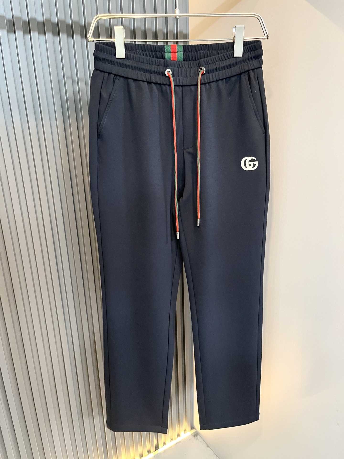 GUC*I古家2026春夏百搭休闲裤，作为高奢潮牌G家经典款式，此款的风格可以说是完美无缺，设计LOGO