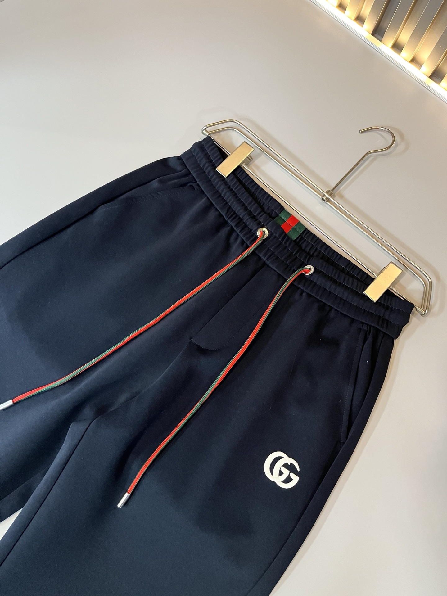 GUC*I古家2026春夏百搭休闲裤，作为高奢潮牌G家经典款式，此款的风格可以说是完美无缺，设计LOGO