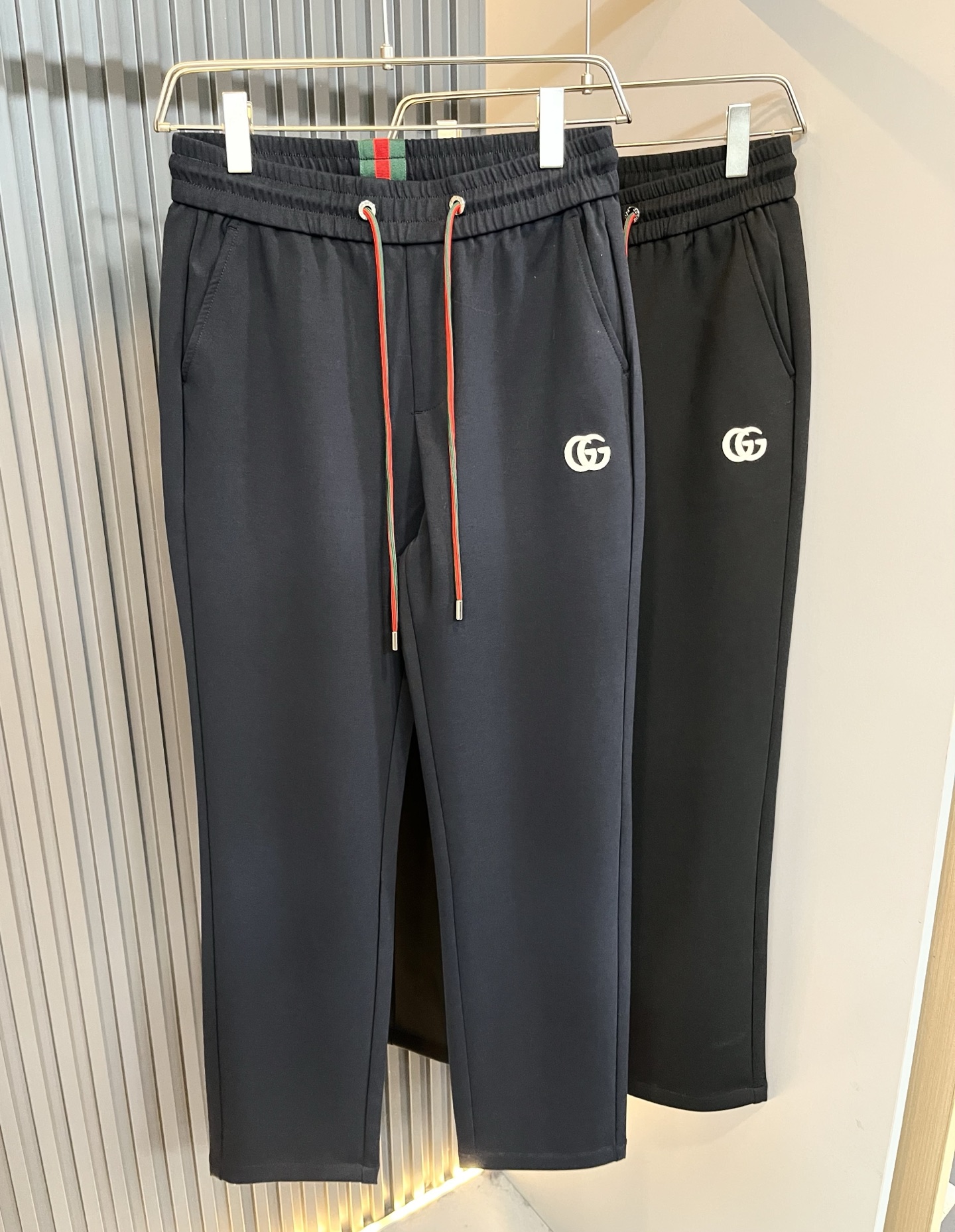 GUC*I古家2026春夏百搭休闲裤，作为高奢潮牌G家经典款式，此款的风格可以说是完美无缺，设计LOGO