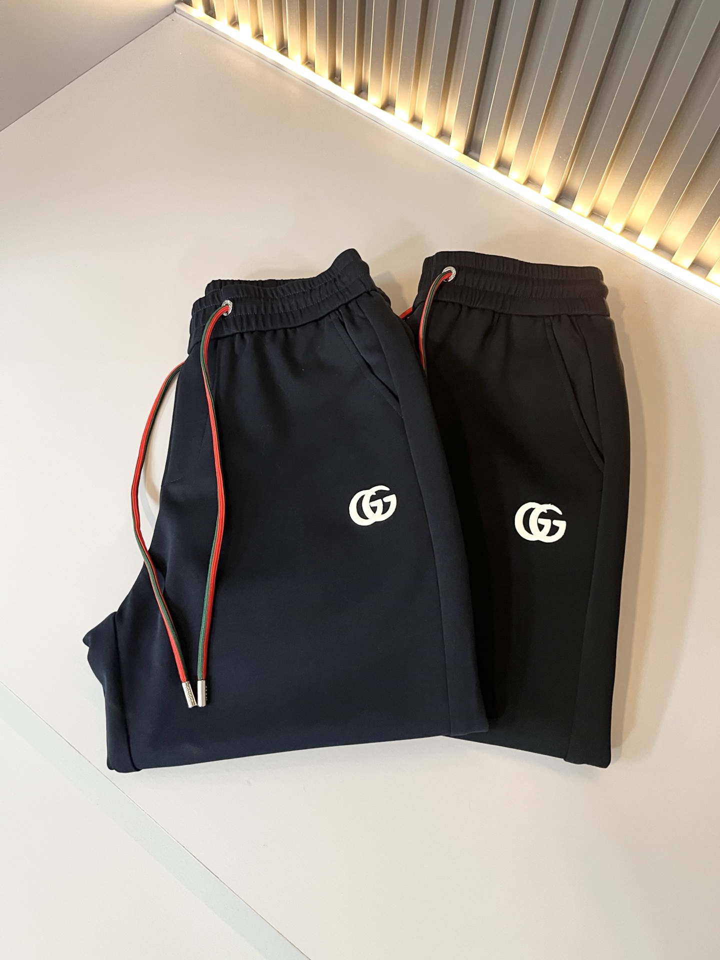 GUC*I古家2026春夏百搭休闲裤，作为高奢潮牌G家经典款式，此款的风格可以说是完美无缺，设计LOGO