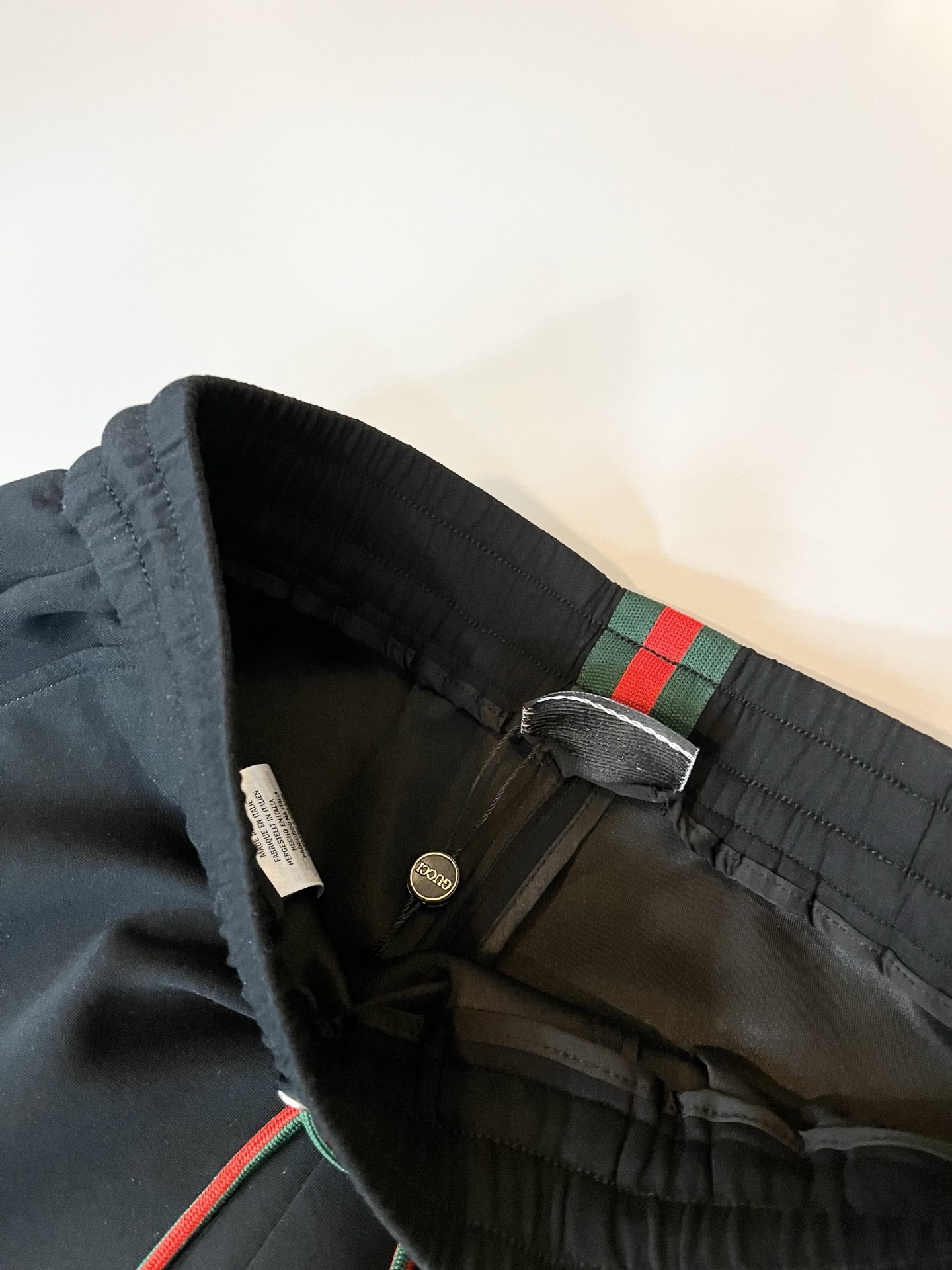 GUC*I古家2026春夏百搭休闲裤，作为高奢潮牌G家经典款式，此款的风格可以说是完美无缺，设计LOGO