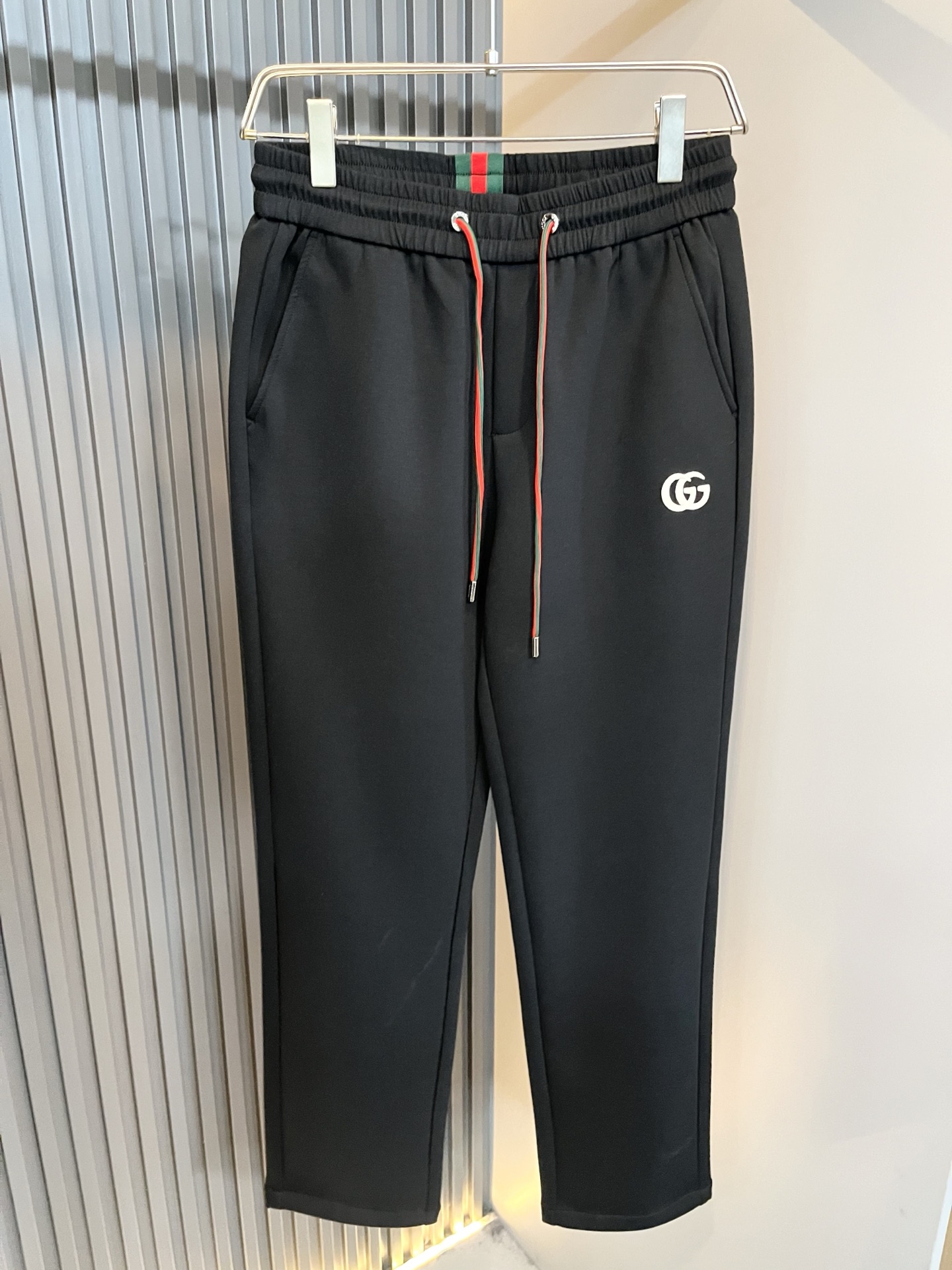 GUC*I古家2026春夏百搭休闲裤，作为高奢潮牌G家经典款式，此款的风格可以说是完美无缺，设计LOGO