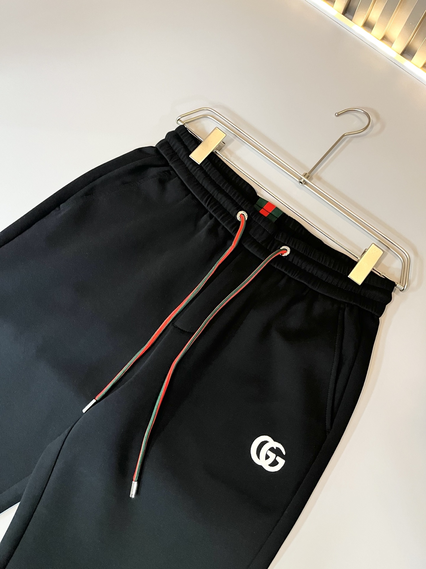 GUC*I古家2026春夏百搭休闲裤，作为高奢潮牌G家经典款式，此款的风格可以说是完美无缺，设计LOGO