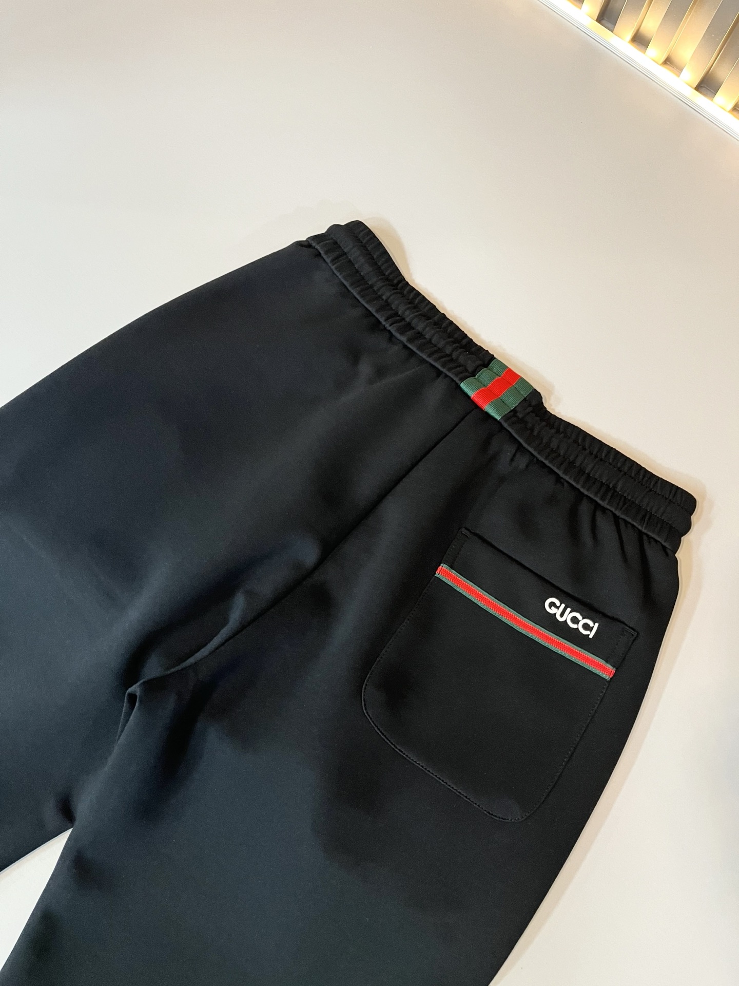 GUC*I古家2026春夏百搭休闲裤，作为高奢潮牌G家经典款式，此款的风格可以说是完美无缺，设计LOGO