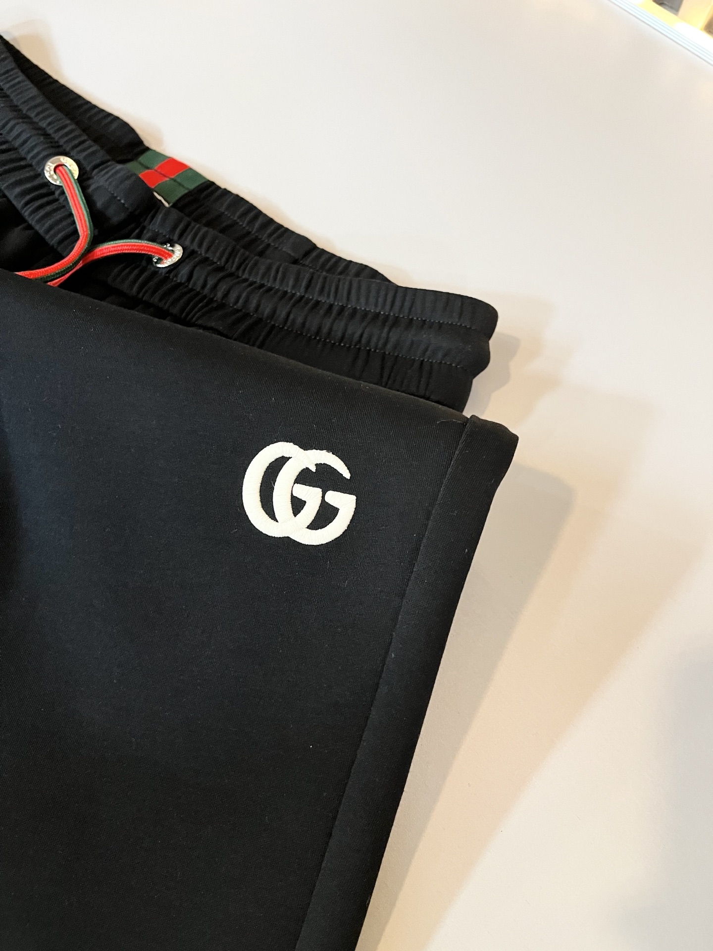 GUC*I古家2026春夏百搭休闲裤，作为高奢潮牌G家经典款式，此款的风格可以说是完美无缺，设计LOGO