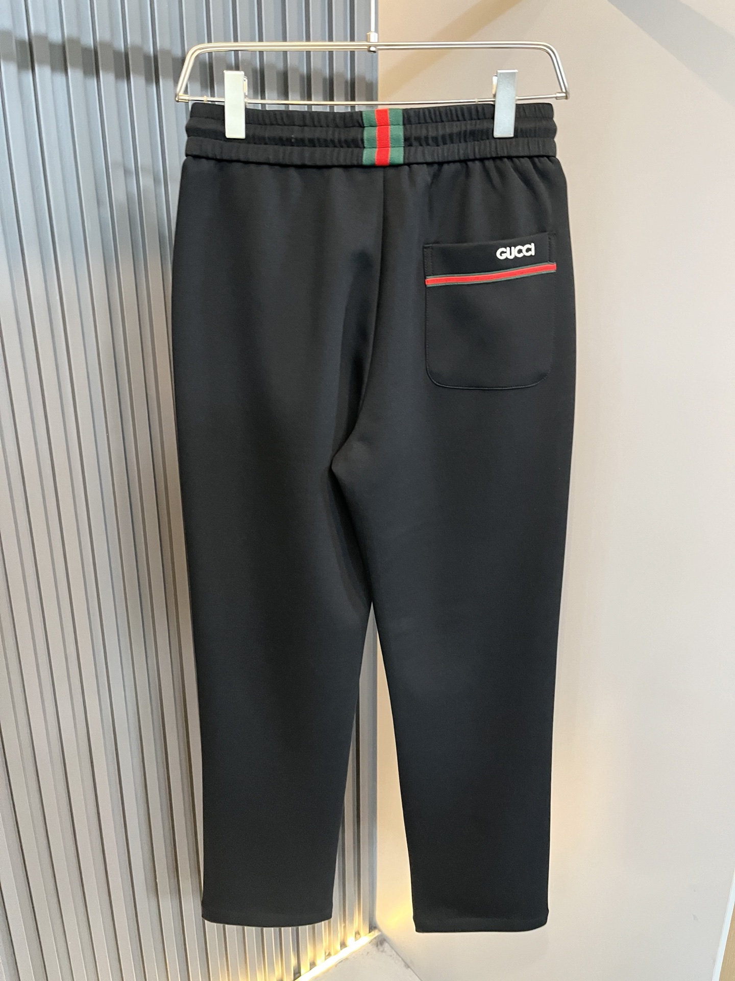 GUC*I古家2026春夏百搭休闲裤，作为高奢潮牌G家经典款式，此款的风格可以说是完美无缺，设计LOGO