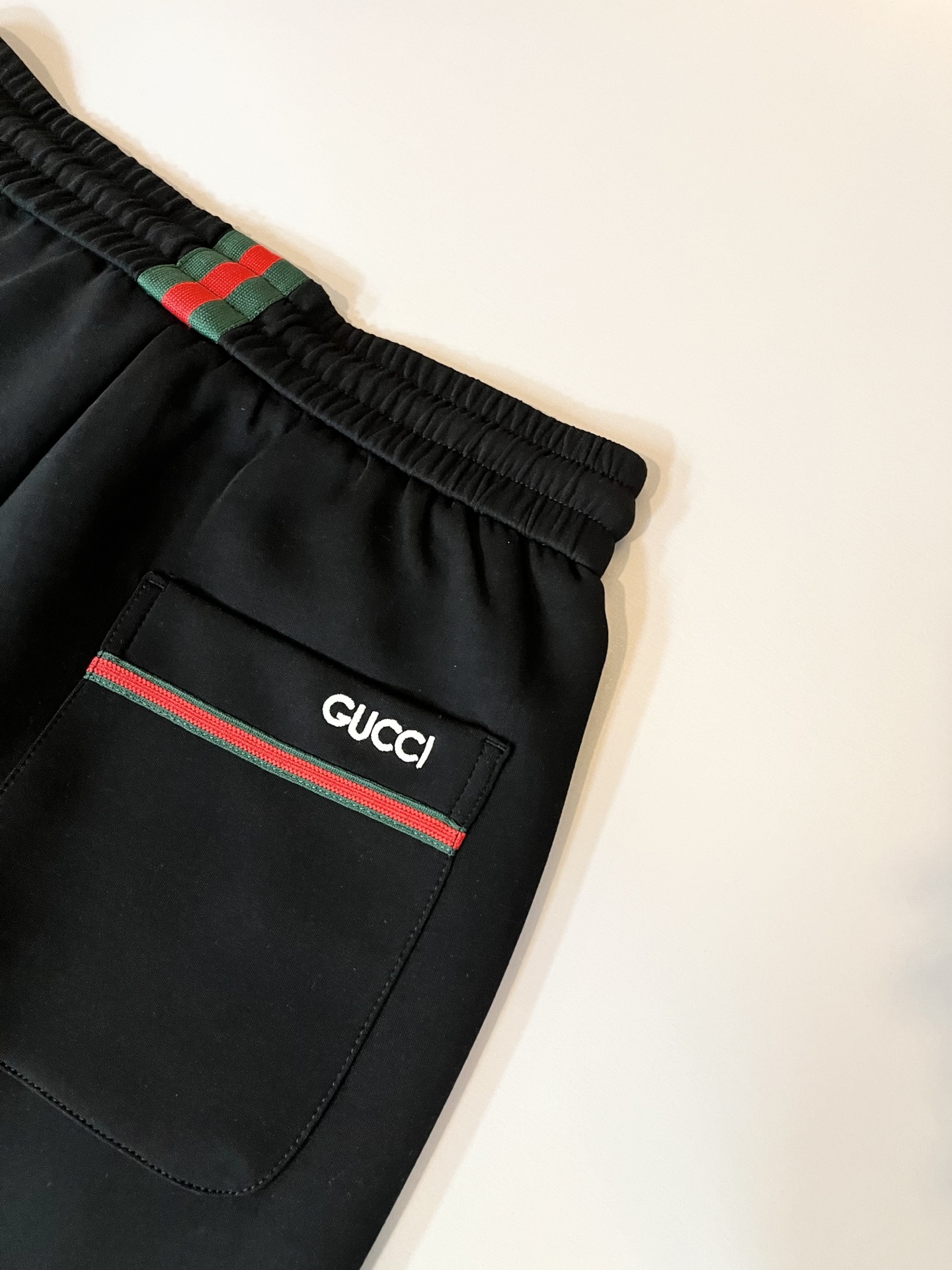 GUC*I古家2026春夏百搭休闲裤，作为高奢潮牌G家经典款式，此款的风格可以说是完美无缺，设计LOGO