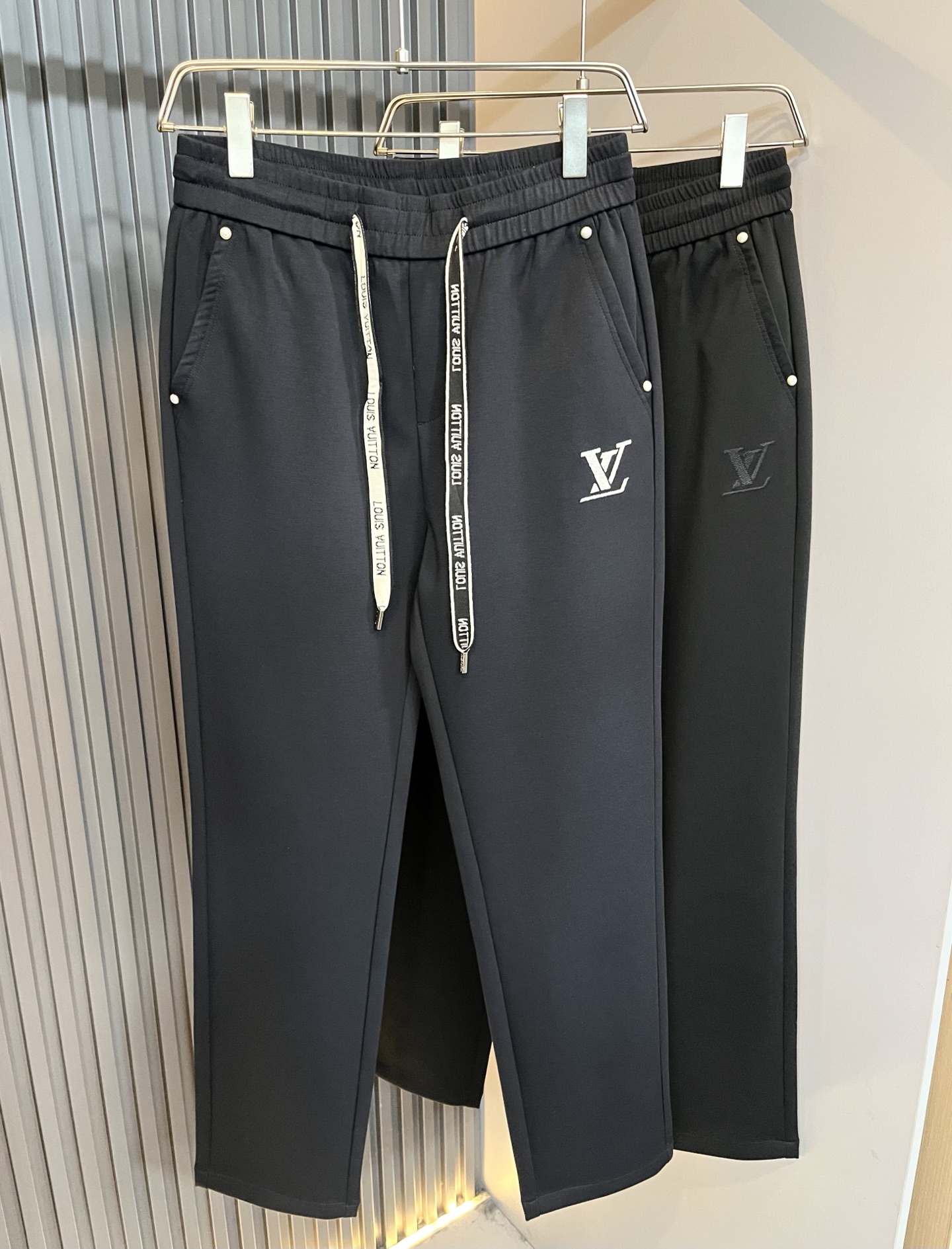 Louls**Vultt*n路易*登 2026春夏新款松紧腰休闲裤 ！前后标识logo图案刺绣修饰！采用