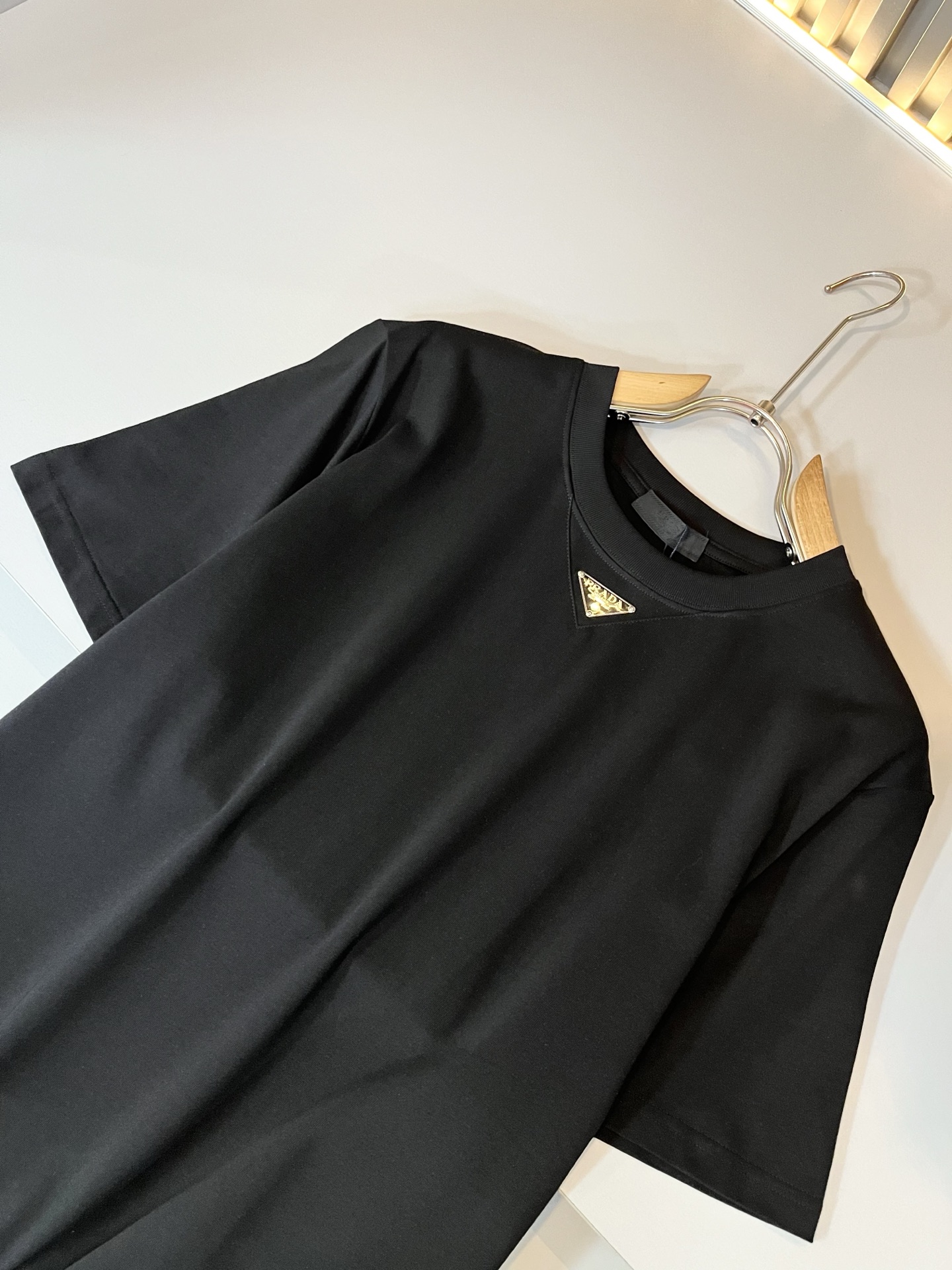 PRAD*A普*达2026春夏新款男士短袖打底衫，最新款全网独家首上！！~既经典有时尚百搭，谁不爱啊，将