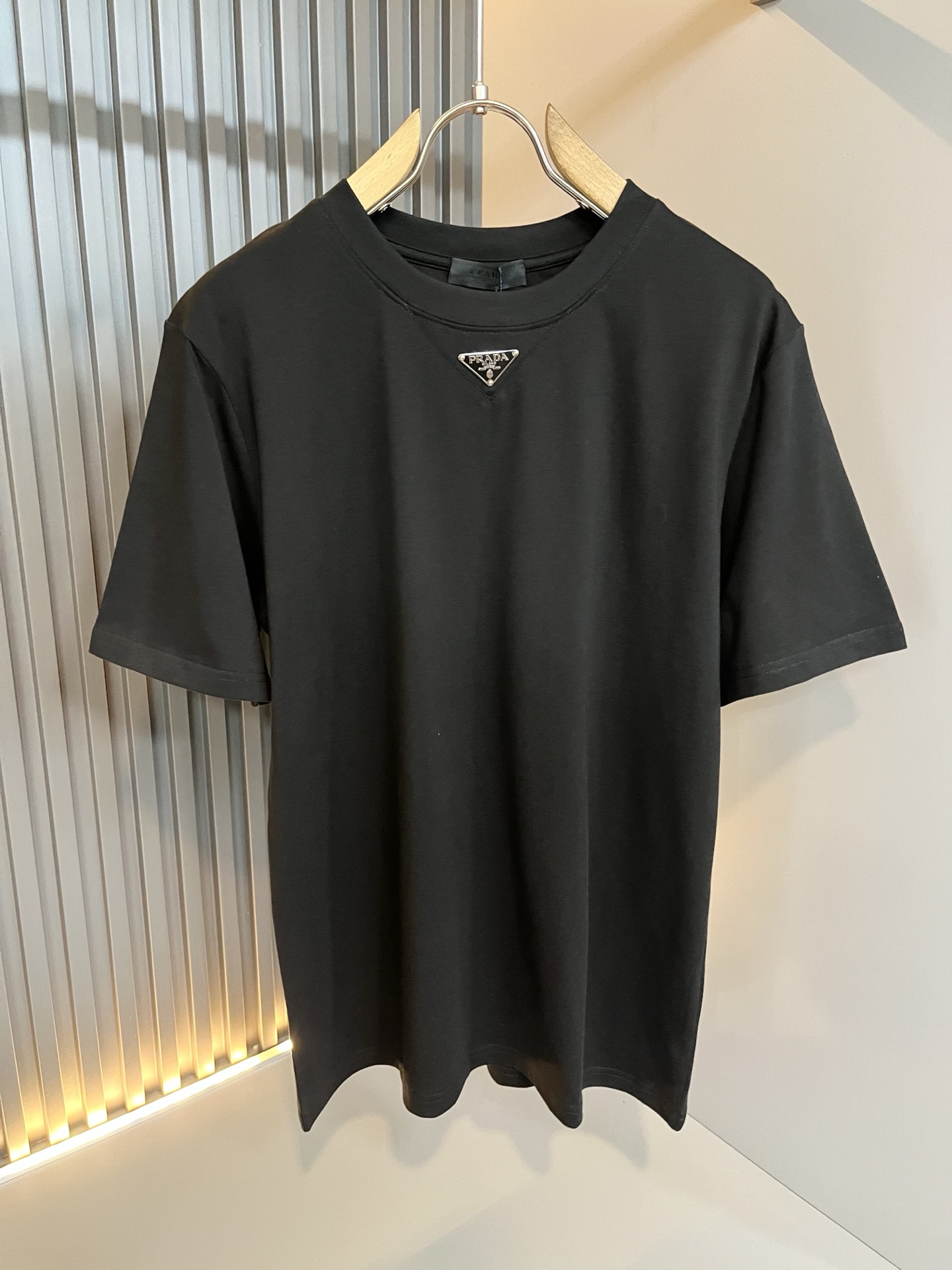 PRAD*A普*达2026春夏新款男士短袖打底衫，最新款全网独家首上！！~既经典有时尚百搭，谁不爱啊，将