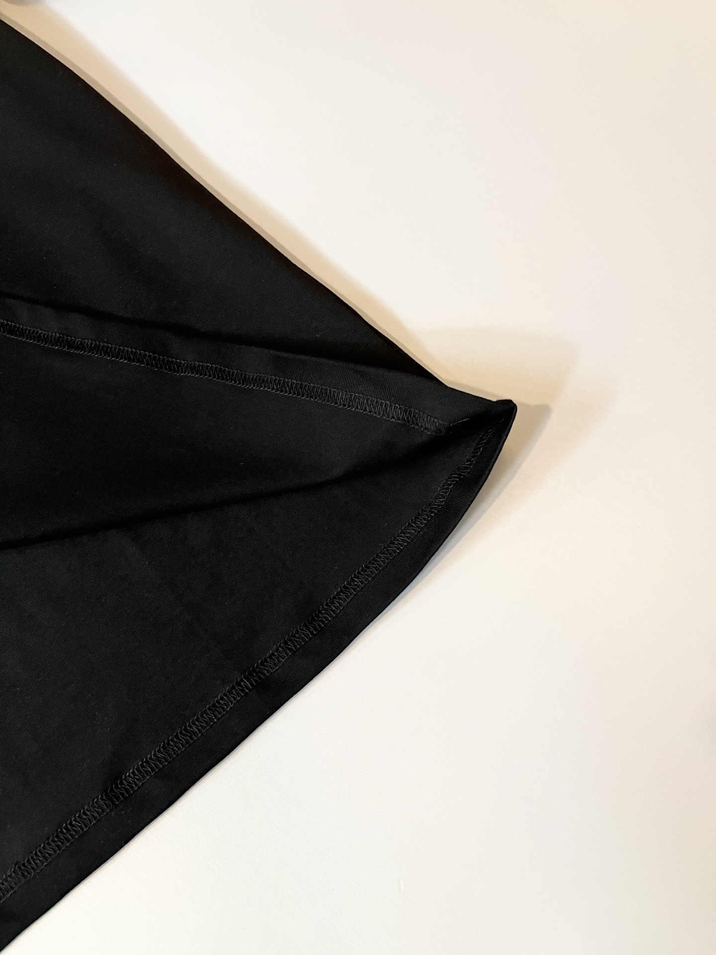 PRAD*A普*达2026春夏新款男士短袖打底衫，最新款全网独家首上！！~既经典有时尚百搭，谁不爱啊，将