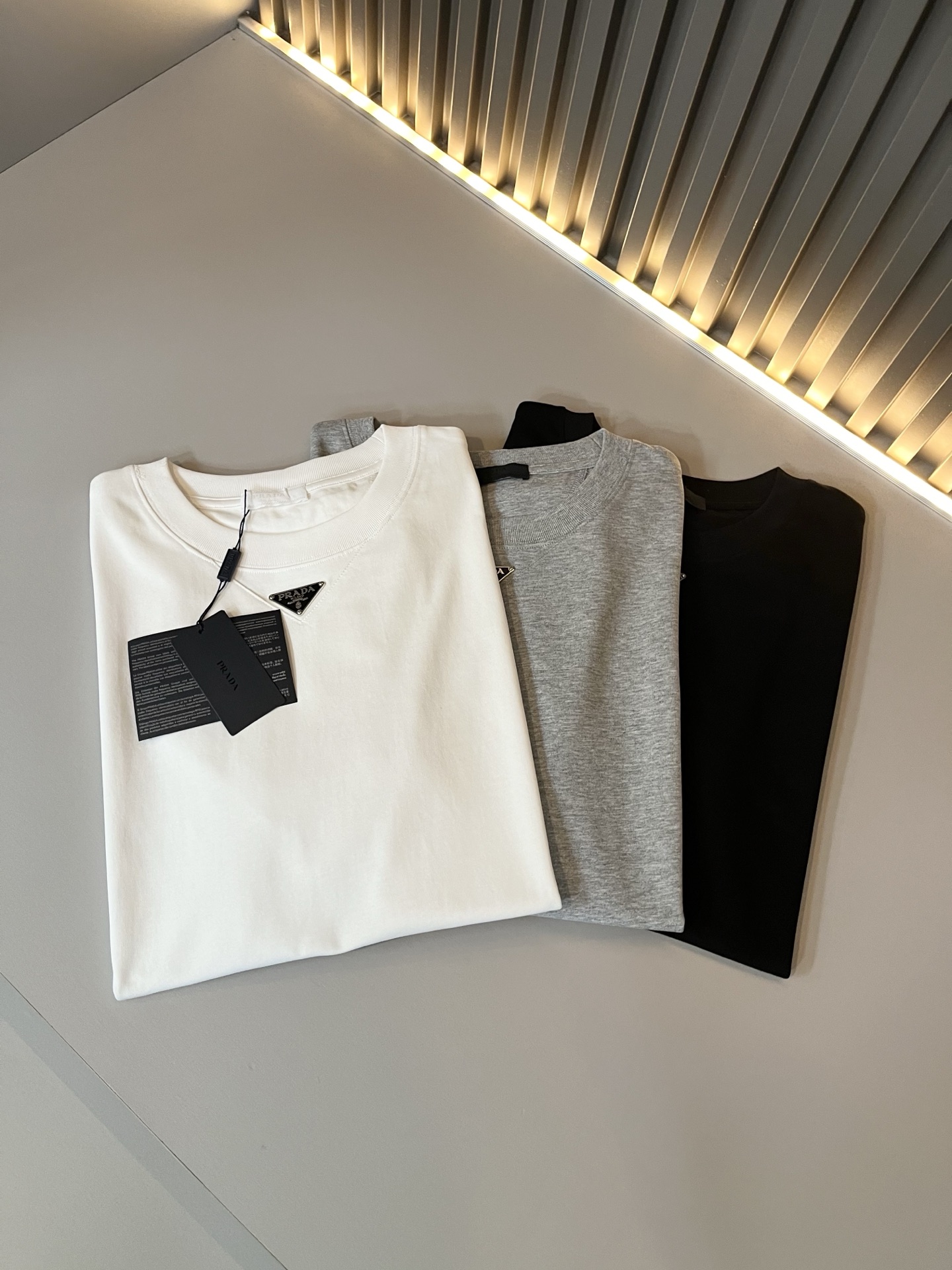 PRAD*A普*达2026春夏新款男士短袖打底衫，最新款全网独家首上！！~既经典有时尚百搭，谁不爱啊，将