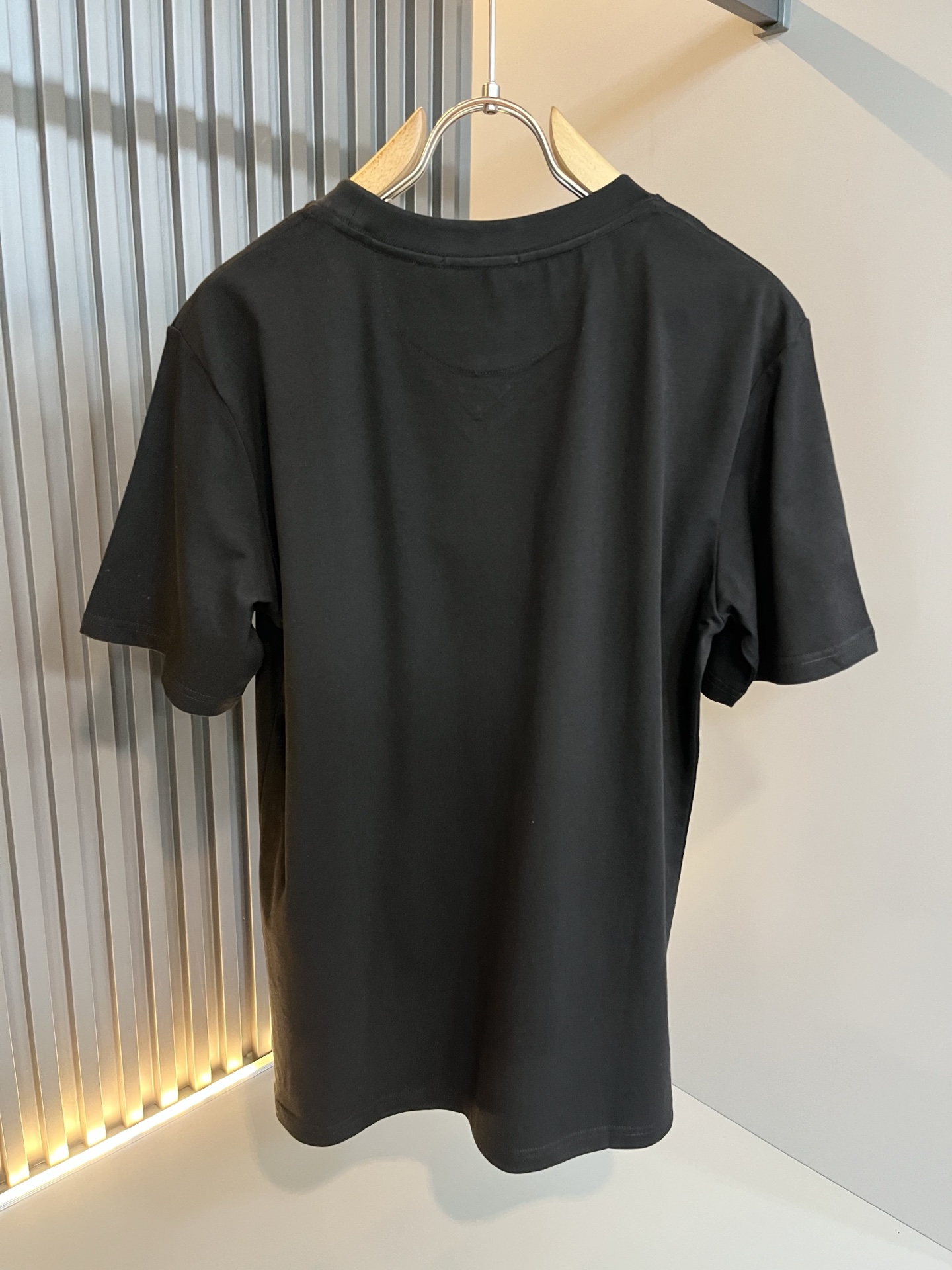 PRAD*A普*达2026春夏新款男士短袖打底衫，最新款全网独家首上！！~既经典有时尚百搭，谁不爱啊，将