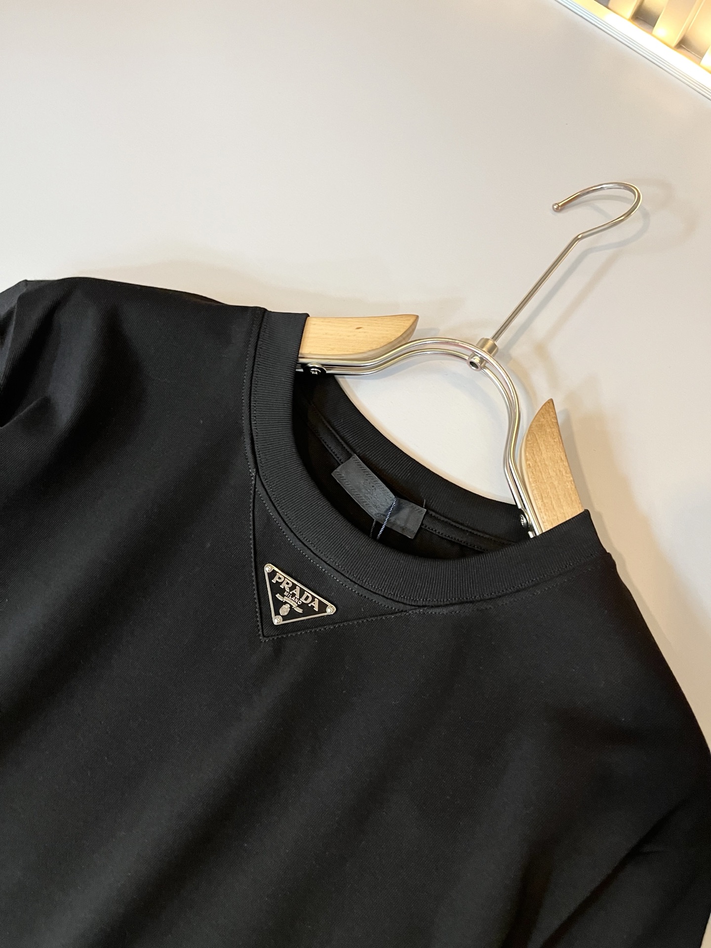 PRAD*A普*达2026春夏新款男士短袖打底衫，最新款全网独家首上！！~既经典有时尚百搭，谁不爱啊，将