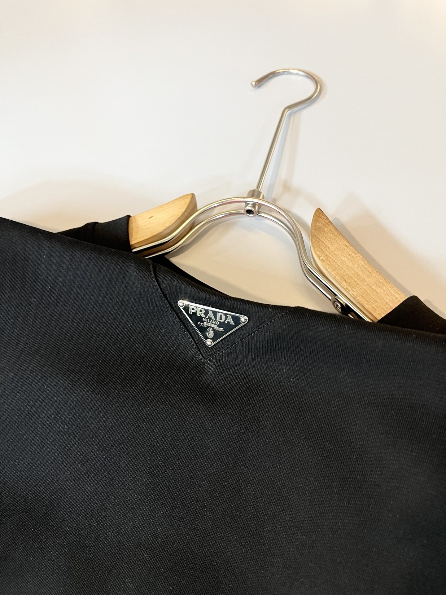 PRAD*A普*达2026春夏新款男士短袖打底衫，最新款全网独家首上！！~既经典有时尚百搭，谁不爱啊，将