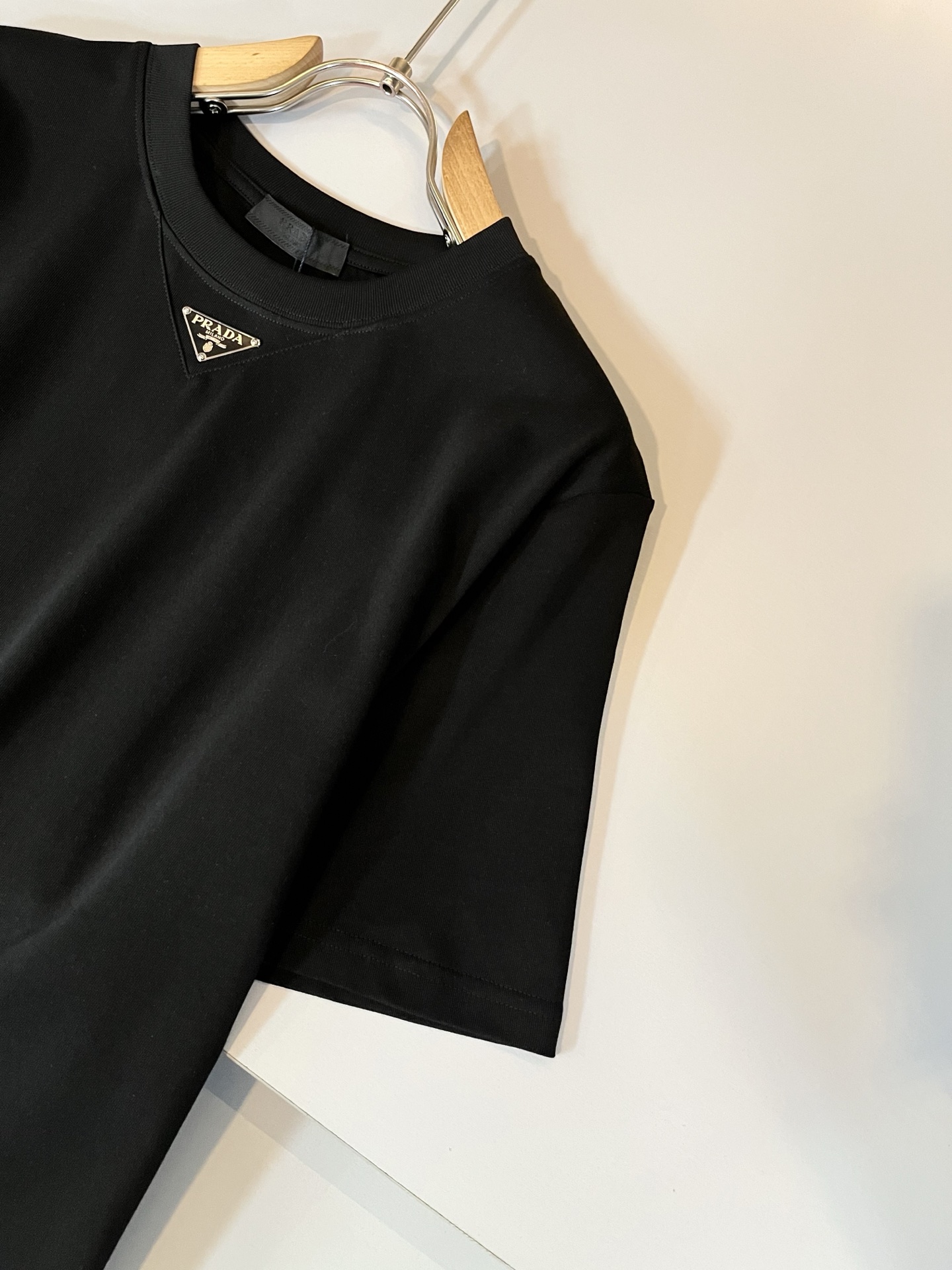 PRAD*A普*达2026春夏新款男士短袖打底衫，最新款全网独家首上！！~既经典有时尚百搭，谁不爱啊，将