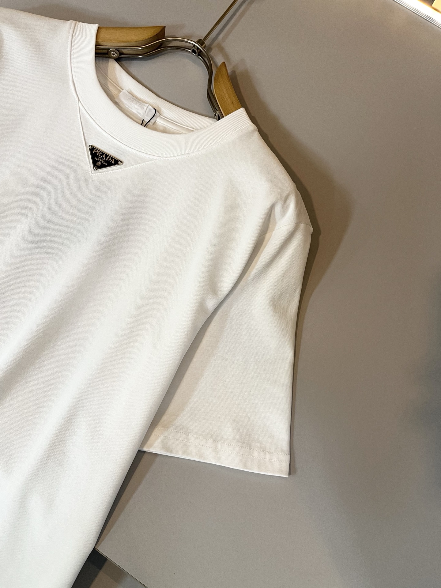 PRAD*A普*达2026春夏新款男士短袖打底衫，最新款全网独家首上！！~既经典有时尚百搭，谁不爱啊，将