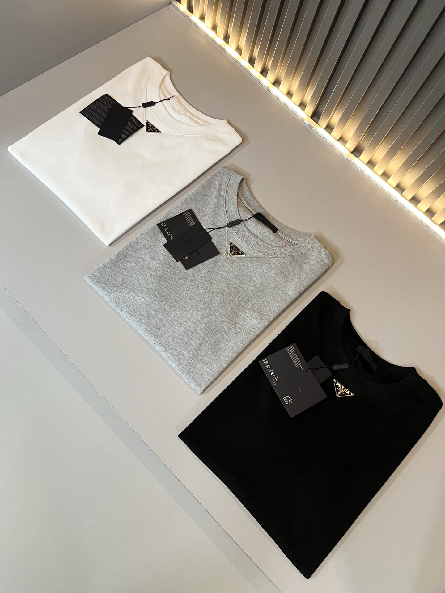 PRAD*A普*达2026春夏新款男士短袖打底衫，最新款全网独家首上！！~既经典有时尚百搭，谁不爱啊，将