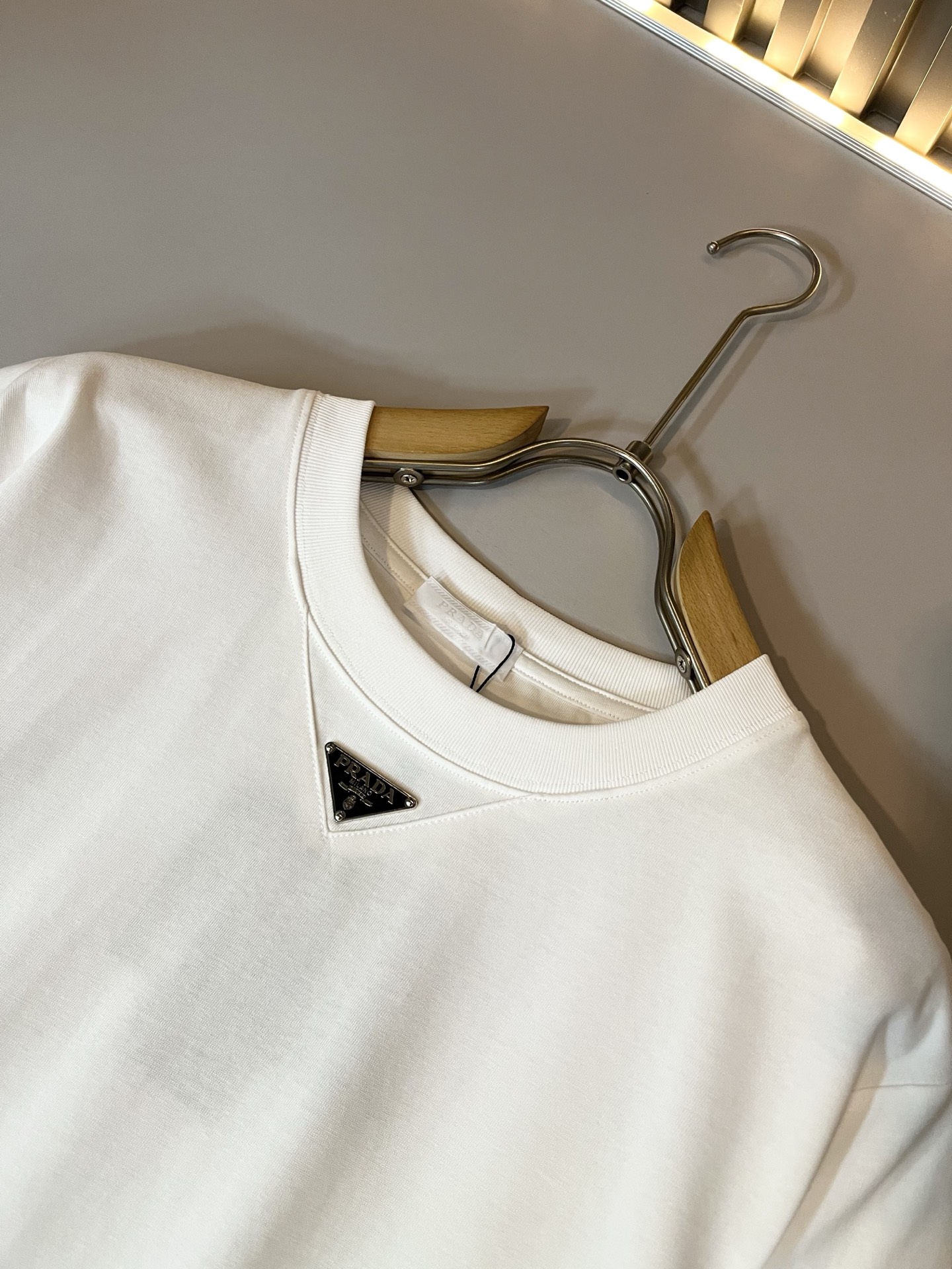 PRAD*A普*达2026春夏新款男士短袖打底衫，最新款全网独家首上！！~既经典有时尚百搭，谁不爱啊，将