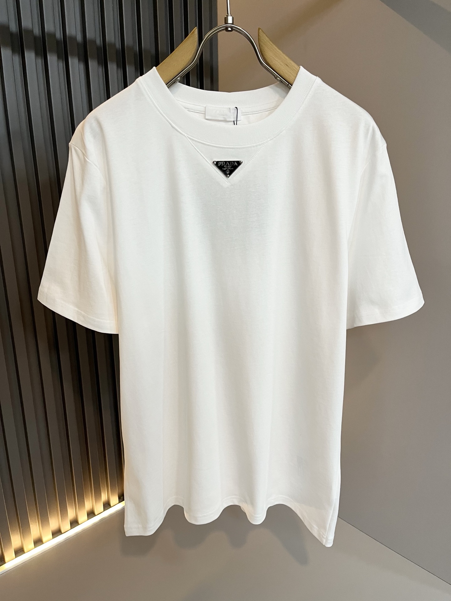 PRAD*A普*达2026春夏新款男士短袖打底衫，最新款全网独家首上！！~既经典有时尚百搭，谁不爱啊，将